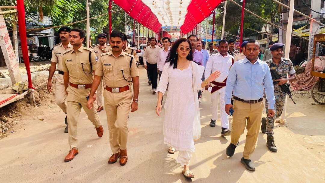 दुर्गा पूजा को लेकर शहर में निकला फ्लैग मार्च, सुरक्षा व्यवस्था का लिया जायजा
जहानाबाद : दुर्गा पूजा के अवसर पर विधि-व्यवस्था बनाए रखने और शांतिपूर्ण माहौल में पर्व संपन्न कराने को लेकर शनिवार को जिलाधिकारी छिरिङ वाई भूटिया एवं पुलिस अधीक्षक कोटा किरण कुमार के नेतृत्व में जहानाबाद शहर के प्रमुख मार्गों पर फ्लैग मार्च निकाला गया। इस दौरान पुलिस अधिकारियों और जवानों ने शहर में भ्रमण कर सुरक्षा व्यवस्था का संदेश दिया।
फ्लैग मार्च में अपर पुलिस अधीक्षक, अनुमंडल पदाधिकारी (सदर) और अनुमंडल पुलिस पदाधिकारी (सदर) सहित बड़ी संख्या में पुलिस बल के जवान शामिल रहे। इस दौरान पर्व के दौरान शांति व्यवस्था बनाए रखने और आम लोगों में सुरक्षा का भरोसा कायम करने पर जोर दिया गया।
जिला प्रशासन और जहानाबाद पुलिस ने आम लोगों से दुर्गा पूजा को शांतिपूर्ण एवं सौहार्दपूर्ण वातावरण में मनाने की अपील की है। प्रशासन ने स्पष्ट किया कि पर्व के दौरान विधि-व्यवस्था बनाए रखने के लिए पुलिस बल सतर्क है।