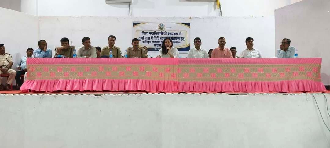 दुर्गा पूजा में सुरक्षा को लेकर प्रशासन सख्त, चप्पे-चप्पे पर रहेगी नजर
सीसीटीवी से होगी निगरानी, संदिग्धों की जांच और भीड़ प्रबंधन पर विशेष जोर
जहानाबाद : दुर्गा पूजा के दौरान विधि-व्यवस्था बनाए रखने और श्रद्धालुओं की सुरक्षा सुनिश्चित करने को लेकर शनिवार को समाहरणालय में प्रतिनियुक्त दंडाधिकारियों और पुलिस पदाधिकारियों की संयुक्त ब्रीफिंग हुई। जिला पदाधिकारी श्रीमती छिरिङ वाई भूटिया की अध्यक्षता में आयोजित बैठक में पुलिस अधीक्षक कोटा किरण कुमार ने अधिकारियों को सुरक्षा व्यवस्था को लेकर आवश्यक निर्देश दिए। अधिकारियों को स्पष्ट रूप से कहा गया कि ड्यूटी में किसी भी तरह की लापरवाही बर्दाश्त नहीं की जाएगी।
जिला पदाधिकारी ने सभी प्रतिनियुक्त अधिकारियों को निर्धारित स्थल पर समय से पहुंचने और पूरी सतर्कता के साथ जिम्मेदारी निभाने का निर्देश दिया। उन्होंने पूजा पंडालों एवं आसपास के क्षेत्रों में पर्याप्त रोशनी, सुगम आवागमन और प्रवेश-निकास मार्गों की व्यवस्था सुनिश्चित करने पर जोर दिया। भीड़भाड़ वाले इलाकों में यातायात व्यवस्था सुचारु रखने तथा किसी भी अप्रिय घटना की सूचना मिलने पर तत्काल कार्रवाई करने का निर्देश दिया गया।
सीसीटीवी से होगी निगरानी, संदिग्धों पर नजर
सुरक्षा व्यवस्था के तहत प्रमुख पूजा पंडालों और संवेदनशील स्थानों पर लगे सीसीटीवी कैमरों की कार्यशीलता जांचने और उन्हें लगातार चालू रखने को कहा गया। प्रवेश एवं निकास द्वारों पर सुरक्षा जांच के साथ निर्धारित जांच केंद्रों के अलावा औचक तलाशी लेने के निर्देश दिए गए। जरूरत के अनुसार मेटल डिटेक्टर का भी इस्तेमाल किया जाएगा।
पुलिस को संदिग्ध व्यक्तियों की गतिविधियों पर नजर रखने और रोक-टोक अभियान प्रभावी बनाने को कहा गया। भीड़भाड़ वाले इलाकों में चोरी, ब्लेड से हमला और अन्य आपराधिक घटनाओं पर अंकुश लगाने के लिए गश्ती बढ़ाने तथा संदिग्धों की जांच करने का निर्देश दिया गया।
अग्निशमन और चिकित्सा व्यवस्था दुरुस्त रखने का निर्देश
पुलिस अधीक्षक ने पूजा समितियों और उनके स्वयंसेवकों के साथ समन्वय बनाकर श्रद्धालुओं के सुरक्षित आवागमन की व्यवस्था सुनिश्चित करने को कहा। पंडालों के आसपास अनावश्यक भीड़ जमा नहीं होने देने और प्रवेश-निकास मार्गों को व्यवस्थित रखने पर भी जोर दिया गया।
वहीं, जिला पदाधिकारी ने पूजा पंडालों में सुरक्षित विद्युत वायरिंग, अग्निशमन उपकरणों और आग से बचाव के इंतजामों की जांच करने का निर्देश दिया। आपात स्थिति से निपटने के लिए प्राथमिक चिकित्सा और आवश्यक चिकित्सा सुविधाएं उपलब्ध रखने को कहा गया। उन्होंने सभी विभागों को आपसी समन्वय के साथ तैयार रहने का निर्देश दिया।
जिला प्रशासन ने स्पष्ट किया कि दुर्गा पूजा को शांतिपूर्ण, सुरक्षित और सौहार्दपूर्ण वातावरण में संपन्न कराना सर्वोच्च प्राथमिकता है। बैठक में अपर समाहर्ता अनिल कुमार सिन्हा, तेज नारायण राय, विनय कुमार सिंह, अनुमंडल पदाधिकारी समेत अन्य संबंधित पदाधिकारी उपस्थित थे।