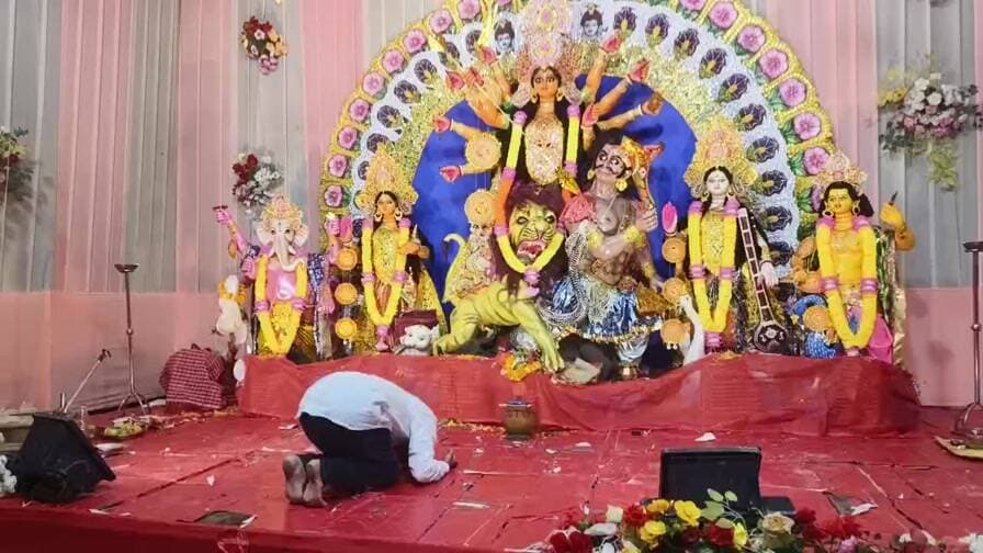মা আসছে, থানা কলোনী দুর্গোৎসবে রায়গঞ্জের বিজেপি সাংসদ কার্তিক চন্দ্র পাল