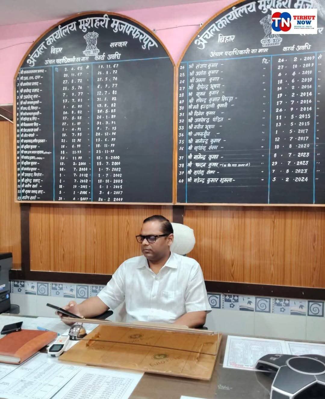 मुशहरी को मिला नया CO! महेंद्र कुमार शुक्ला के निलंबन के बाद मुकेश कुमार ने संभाली कमान
मुजफ्फरपुर जिले के मुशहरी अंचल में प्रशासनिक बदलाव हुआ है। तत्कालीन अंचलाधिकारी महेंद्र कुमार शुक्ला के निलंबन के बाद अब मुकेश कुमार को मुशहरी अंचलाधिकारी की जिम्मेदारी सौंपी गई है। शुक्रवार को उन्होंने मुशहरी अंचल कार्यालय पहुंचकर अपना पदभार ग्रहण कर लिया।
मुजफ्फरपुर के मुशहरी अंचल कार्यालय में शुक्रवार को नए अंचलाधिकारी के रूप में मुकेश कुमार ने कार्यभार संभाला। जानकारी के अनुसार, कांटी के अंचलाधिकारी रहे मुकेश कुमार शुक्रवार दोपहर करीब 12 बजे मुशहरी अंचल कार्यालय पहुंचे और विधिवत पदभार ग्रहण किया।
गौरतलब है कि मुशहरी के तत्कालीन अंचलाधिकारी महेंद्र कुमार शुक्ला के निलंबन के बाद यह पद रिक्त हुआ था। इसके बाद मुकेश कुमार को मुशहरी अंचल की जिम्मेदारी दी गई है।
उनके पदभार संभालने के साथ ही अब अंचल क्षेत्र में राजस्व संबंधी कार्यों, भूमि विवादों के निपटारे, दाखिल-खारिज और अन्य प्रशासनिक गतिविधियों के संचालन की जिम्मेदारी उनके पास होगी।
वहीं, स्थानीय लोगों को उम्मीद है कि नए अंचलाधिकारी के कार्यभार संभालने के बाद अंचल कार्यालय से जुड़े लंबित मामलों के निष्पादन में तेजी आएगी और आम लोगों को राजस्व एवं भूमि संबंधी कार्यों में राहत मिलेगी।
अब देखना होगा कि नए अंचलाधिकारी के नेतृत्व में मुशहरी अंचल के प्रशासनिक और जनहित से जुड़े कार्यों को कितनी गति मिलती है।
<nis:link nis:type=tag nis:id=tirhutnow nis:value=TirhutNow nis:enabled=true nis:link/> <nis:link nis:type=tag nis:id=muzaffarpurnews nis:value=MuzaffarpurNews nis:enabled=true nis:link/> <nis:link nis:type=tag nis:id=musaharico nis:value=MusahariCO nis:enabled=true nis:link/> <nis:link nis:type=tag nis:id=biharnews nis:value=BiharNews nis:enabled=true nis:link/> <nis:link nis:type=tag nis:id=muzaffarpur nis:value=Muzaffarpur nis:enabled=true nis:link/>