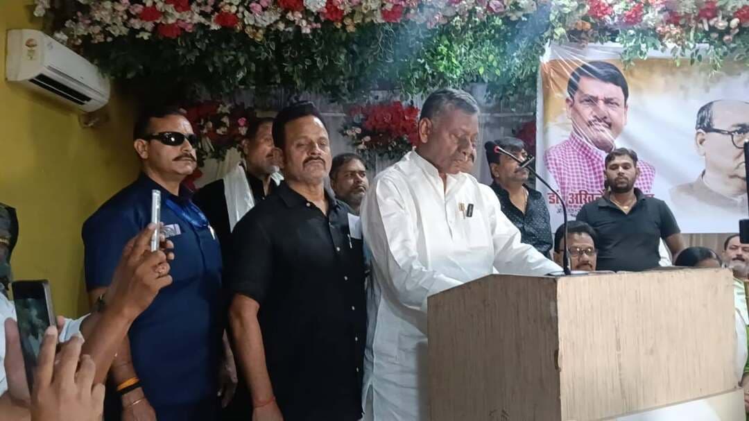 25 अक्टूबर को पटना में मनेगी श्री बाबू की जयंती, मुजफ्फरपुर से बड़ी भागीदारी की अपील; डॉ. अखिलेश प्रसाद सिंह ने डॉ. रश्मि विनायक गौतम के समर्थन में एकजुट होने का किया आह्वान
बिहार के प्रथम मुख्यमंत्री डॉ. श्रीकृष्ण सिंह की जयंती 25 अक्टूबर को पटना के बापू सभागार में मनाई जाएगी। इस समारोह में मुजफ्फरपुर से बड़ी संख्या में लोगों की भागीदारी सुनिश्चित करने की अपील की गई है।
गोबरसही स्थित होटल मौर्या के शगुन बैंक्विट हॉल में आयोजित जयंती समारोह आयोजन समिति की बैठक में पूर्व केंद्रीय मंत्री एवं राज्यसभा सांसद डॉ. अखिलेश प्रसाद सिंह मुख्य अतिथि के रूप में शामिल हुए। उन्होंने कहा कि श्री बाबू के योगदान और बिहार के विकास में उनकी भूमिका से नई पीढ़ी को परिचित कराना जरूरी है।
डॉ. सिंह ने बताया कि पिछले 26 वर्षों से श्री बाबू की जयंती मनाने की परंपरा जारी है। उन्होंने उद्योग, शिक्षा, स्वास्थ्य और विकास के क्षेत्रों में श्री बाबू के योगदान को याद करते हुए लोगों से 25 अक्टूबर को पटना पहुंचकर उन्हें श्रद्धांजलि देने की अपील की।
बैठक में पूर्व विधायक विजेंद्र चौधरी, विधायक अनिल कुमार और कांग्रेस नेता धर्मवीर शुक्ला ने भी लोगों से समारोह में शामिल होने का आह्वान किया।
वहीं, डॉ. अखिलेश प्रसाद सिंह ने महागठबंधन की प्रत्याशी डॉ. रश्मि विनायक गौतम के समर्थन में एकजुट होकर काम करने और उन्हें विजयी बनाने की अपील की।
बैठक में कई कांग्रेस नेता, जनप्रतिनिधि और बुद्धिजीवी उपस्थित रहे।
#TirhutNow #श्रीकृष्णसिंह #डॉअखिलेशप्रसादसिंह #मुजफ्फरपुर #बिहारकीराजनीति
