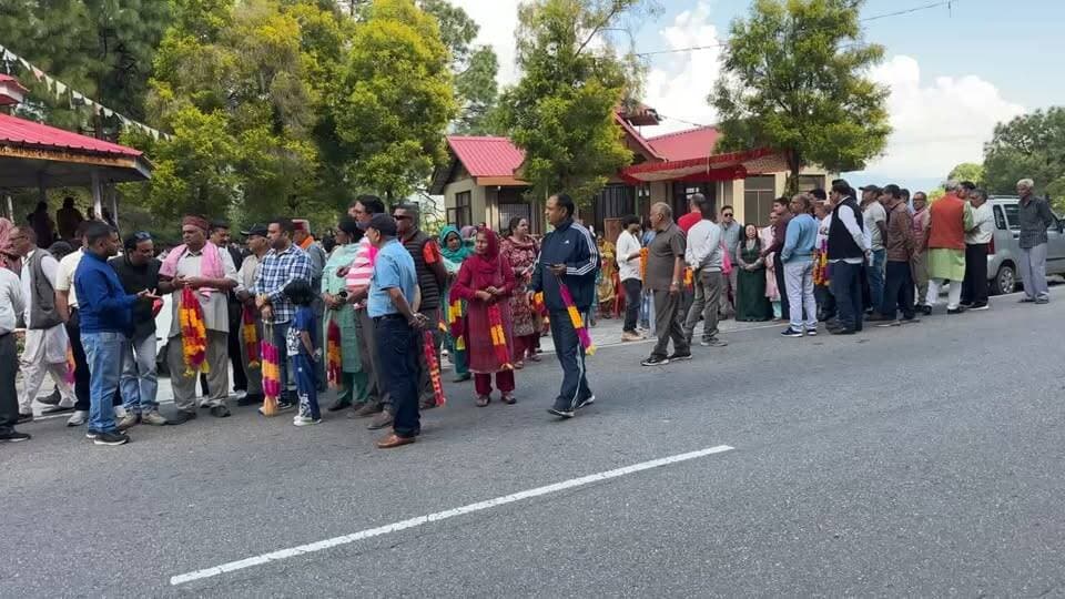 सावन बरवाल (एशियन गेम्स में सिल्वर मेडल जितने पर ) जोगिंदर नगर उनके पैतृक गाँव रड़ाबनखेड़ (घट्टा) में समस्त क्षेत्रवासियों द्वारा ज़ोरदार स्वागत।
विशेष रूप से जीवन ठाकुर व उनके कोच गोपाल ठाकुर भी मौजूद। लाइव Live
#nonfollowersfriend #jogindernagar_mandi_himachal #viralreels #Congress #viralreels #facebookreelsviral #AsianGames2026 #SawanBarwal BJP Himachal PradeshBlock Congress Committee Joginder NagarPunjab Kesari / HimachalIndian National CongressSukhvinder Singh SukhuIndian National Congress - PunjabBharatiya Janata Party (BJP)DC MandiHimachal TourismBJP PunjabHimachal Pradesh PoliceVikramaditya Singh