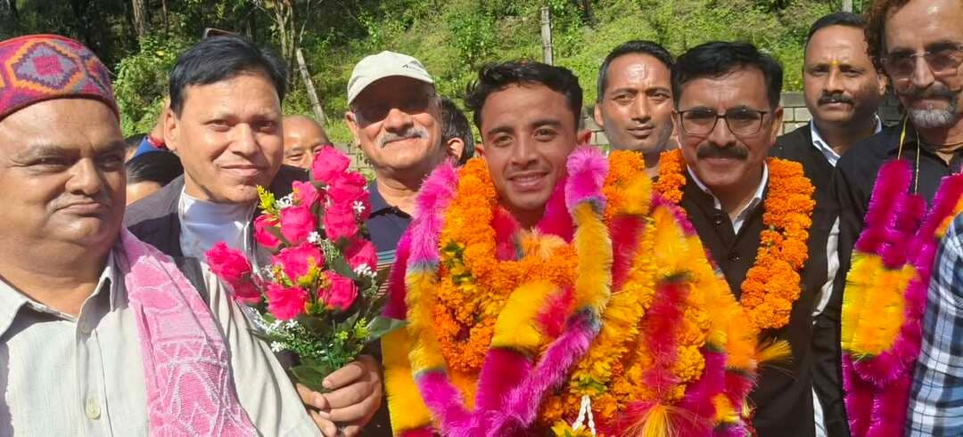 जापान के नागोया में आयोजित एशियन गेम में पुरुषों के मैराथन मुकाबले में सिल्वर मैडल जीतने वाले जोगिंद्रनगर के धावक सावन बरवाल का मंडी के प्रवेश द्वार घट्टा में पहुंचने पर लोगों द्वारा किया गया जोरदार स्वागत
प्रदेश कांग्रेस उपाध्यक्ष जीवन ठाकुर बोले आम परिवार से संबंध रखने वाले सावन बारवाल ने अपनी कड़ी मेहनत से पूरे देश व् प्रदेश का नाम पूरी दुनिया में किया रोशन रोशन