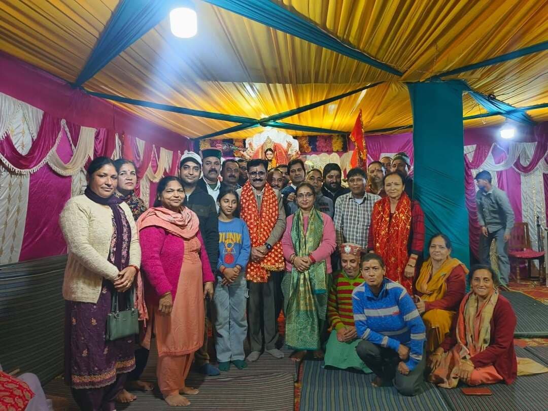 मनोहर व संजीव सुकोश ने किया महामाई का गुणगान
जोगिंद्रनगर, पंकज पालिया।
साईं मार्कीट जोगिंद्रनगर में चल रही मां दुर्गा पूजा एवं विसर्जन कार्यक्रम की छठी संध्या की शुरूआत मां दुर्गा की आरती से की गई। जिओ मार्ट के सामने सजे पंडाल में छठी संध्या में मनोहर ठाकुर व संजीव सुकोश ने महामाई का गुणगान किया। इस संध्या में कूपन के माध्यम से लक्की ड्रा निकाले गए।
प्रदेश कांग्रेस कमेटी उपाध्यक्ष जीवन ठाकुर इस संध्या में मुख्यातिथि रहे वहीं नप उपाध्यक्ष प्यार चंद वालिया व अन्य गणमान्य उनके साथ रहे। सांई मार्कीट में चल रही मां दुर्गा पूजा में सोमवार को पंडाल में हवन यज्ञ व पूर्णाहूति के उपरांत बडौण घाट में मां दुर्गा का विसर्जन होगा। उधर,युवक मंडल छतर द्वारा करवाई जा रही मां दुर्गा पूजा एवं विसर्जन कार्यक्रम में छठी संध्या में संजीव सुकोश ने महामाई का गुणगान किया। इस संध्या में भाजपा महिला मोर्चा की कार्यकारी अध्यक्षा सीमा वालिया मुख्यातिथि रही जिन्हें समिति प्रधान शक्ति ठाकुर,सचिव संतोष व अन्य सदस्यों द्वारा मां दुर्गा की फोटो भेंट कर सम्मानित किया गया।छतर में चल रही मां दुर्गा पूजा का विसर्जन 20 अक्तूबर मंगलवार को होगा।