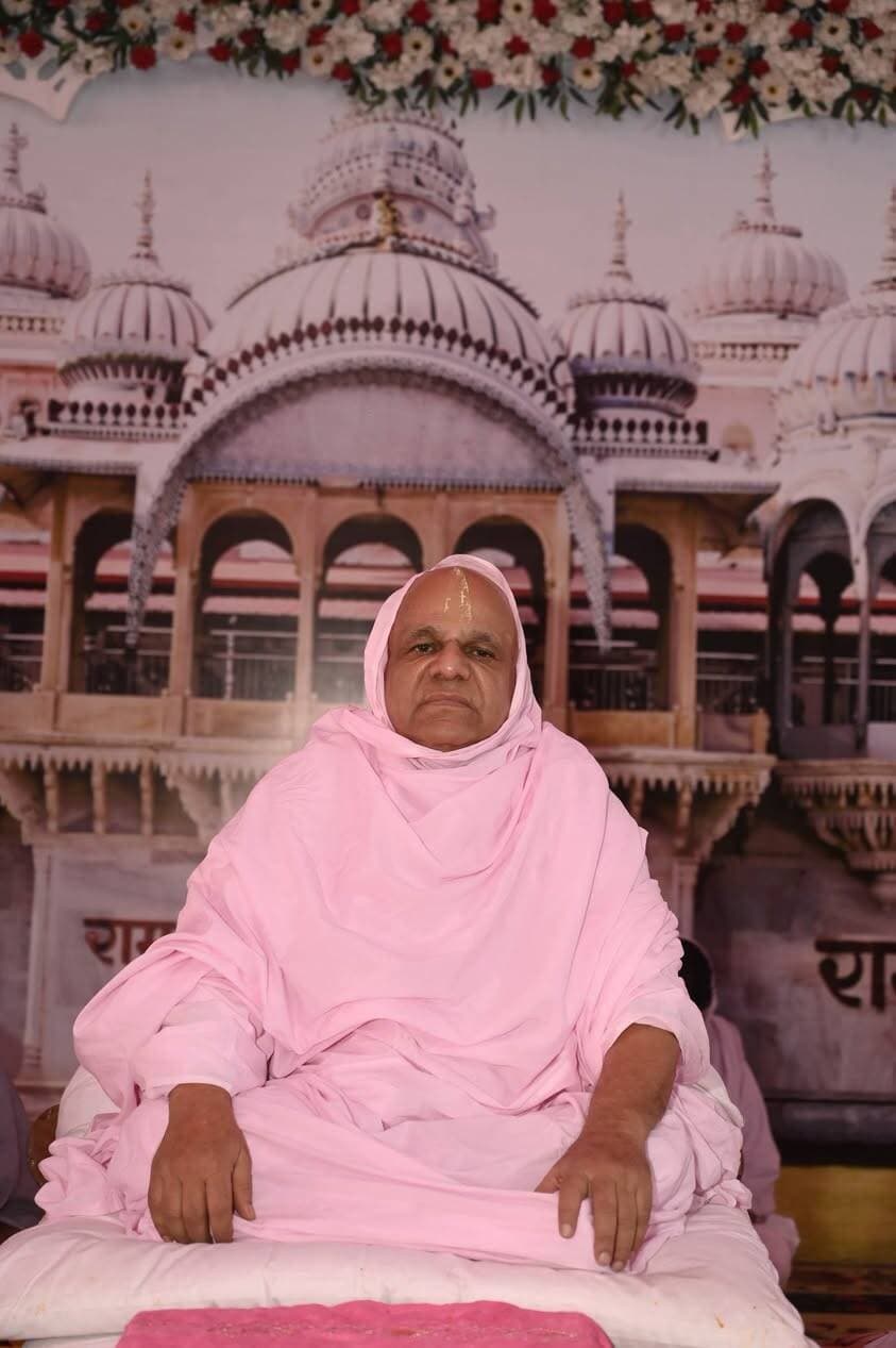 *समाज, राष्ट्र व विश्व की सेवा में उपयोग होने पर सत्ता व शक्ति की सार्थकता-आचार्य रामदयालजी महाराज*
*बौद्धिक, आर्थिक, मानसिक विकृतियों के कारण परिवार,समाज व राष्ट्र परेशान*
*माणिक्यनगर रामद्वारा धाम में दैनिक चातुर्मासिक सत्संग*
भीलवाड़ा :निलेश कांठेड़ ( वरिष्ठ पत्रकार) 17 अक्टूबर। जीवन में हमे जो प्राप्त है वह पर्याप्त है, जो प्राप्त है उसमें संतोष नहीं होना ही सबसे बड़ा दुःख है। जो मिला है उसका आनंद लेना चाहिए। केवल उपलब्धि पाना जीवन की सार्थकता नहीं हो सकती। नीतिशास्त्र कहते है प्रयास, प्रयत्न व पुरूषार्थ करने पर जड़मत भी परम सुजान हो जाता है। पुरूषार्थ एवं परोपकार करने एवं पुण्य के प्रताप से निर्धन भी धनवान बनता है। ये विचार अन्तरराष्ट्रीय रामस्नेही सम्प्रदाय शाहपुरा के पीठाघीश्वर जगतगुरू आचार्य स्वामी श्रीरामदयालजी महाराज ने ‘‘विश्व शांति कल्याण’’ चातुर्मास के तहत शनिवार को दैनिक सत्संग में व्यक्त किए। उन्होंने कहा कि जो देता है वहीं प्राप्त करता है। देने से कीर्ति बढ़ती है। बुद्धि कर्म के अनुसार प्राप्त होती है। सत्ता, शक्ति, संपति, सौन्दर्य, संतान भी उपलब्धि है पर समाज, राष्ट्र व विश्व की सेवा में इसकी सार्थकता है। माता-पिता की सेवा धर्म नहीं कर्तव्य है पर गरीब की सेवा करना कर्तव्य नहीं धर्म है।
सत्संग में आचार्यश्री ने कहा कि जीवन में प्रकृति, विकृति व संस्कृति का ध्यान रहे। प्रकृति में जीना सीखे, विकृति को उखाड़ फेंके एवं संस्कृति की अर्चना कर जीवन को सत्यम शिवम सुन्दरम बनाओ। विकृति व्यक्ति, परिवार,समाज, राष्ट्र, विश्व किसी की भी हो दुःख देने वाली होती है इसलिए ये सभी विकार व विकृति रहित होने चाहिए। इसीलिए हमारा राष्ट्र एवं विश्व निर्विकार की उपासना करता है। जहां विकार होता है वहां पूजा नहीं होती है। निर्विकार दिव्य गुण की सारा संसार पूजा करता है। उन्होंने कहा कि बौद्धिक, आर्थिक, मानसिक विकृतियों के कारण आज परिवार,समाज व राष्ट्र परेशान है। इन विकृतियों का ही दुष्परिणाम है कि तीन दिन में चार जनों को फांसी की सजा मिल चुकी है।
आचार्य रामदयाल महाराज ने कहा कि परमात्मा की भक्ति कभी सत्ता व रूप को मोहताज नहीं होती। संसार का सुख दुःख ओर कष्ट देने वाला है। राम नाम के सत्संग में अद्भुत सुख है ओर इसे प्राप्त करने वाला भाग्यशाली होता है। हमारा जीवन विरक्त व अनासक्त राम व भरत की तरह त्यागमय होना चाहिए। उनका त्यागमय जीवन ऐसा था कि वनवास के राम भरत से मिले तो पहचानना मुश्किल हो गया राम कौन ओर भरत कौन है। राम का चरित्र कोई छू भी नहीं सकता पर भरत के चरित्र ने उससे भी उंचाई प्राप्त कर ली ओर विलक्षणता के शिखर पर पहुंच गए। उन्होंने कहा कि रोग दो प्रकार के असाध्य एवं दुसाध्य होते है। जिसका कोई निदान नहीं होता वह असाध्य रोग एवं जिसकी साधना के लिए दुर्लभता का पथिक बनना पड़े वह दुसाध्य रोग होता है। संसार में अधिकतर लोगों की आंखे उंची व दृष्टि नीची होती है जबकि व्यक्ति की आंखे नीची व दृष्टि उंची होनी चाहिए। परमात्मा को देखने का अपना तरीका ही विपन्न व दुःखी जीवन को सम्पन्न बना देता है।
आचार्यश्री से पूर्व अन्तरराष्ट्रीय रामस्नेही सम्प्रदाय के प्रखर वक्ता संत मनोरथरामजी आलोट ने मानस प्रवचन दिया। स्वरूपाबाई महिला मण्डल की सदस्यों ने भजन की प्रस्तुति दी। प्रवचन के विश्राम पर श्रद्धालुओं द्वारा आचार्यश्री रामदयालजी महाराज की आरती की गई। सत्संग में भीलवाड़ा सहित विभिन्न स्थानों से बड़ी संख्या में श्रद्धालु मौजूद रहे। प्रतिदिन रामधुनी के साथ सुबह 8.30 से 9 बजे तक वाणीजी का पाठ हो रहा है। दैनिक सत्संग सुबह 9 बजे से हो रहा है। सूर्यास्त के समय संध्या आरती एवं रामस्नेही सम्प्रदाय के युवा संत रामजस ईडर द्वारा भक्तमाल की कथा में भी बड़ी संख्या में श्रद्धालु पहुंच रहे है।