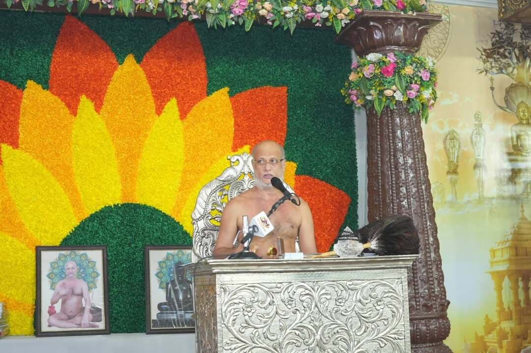 *विजयादशमी पर होंगा सौभाग्य संवर्धक महोत्सव पूर्णाहुति एवं अणुव्रत संस्कार का आयोजन*
*आचार्य पुलकसागर महाराज के सानिध्य में जारी भगवान पार्श्वनाथ विधान एवं नवग्रह जाप अनुष्ठान*
भीलवाड़ा :निलेश कांठेड़ ( वरिष्ठ पत्रकार ),17 अक्टूबर श्री पार्श्वनाथ दिगम्बर जैन मंदिर ट्रस्ट, मैन सेक्टर शास्त्रीनगर के तत्वावधान में सकल दिगम्बर जैन समाज की ओर से भीलवाड़ा में पहली बार चातुर्मास कर रहे राष्ट्र संत मनोज्ञाचार्य पुलकसागरजी महाराज संसघ के सानिध्य में शास्त्रीनगर स्थित सूर्यमहल में नवरात्रि में सौभाग्य संवर्धक महोत्सव भगवान पार्श्वनाथ विधान एवं नवग्रह जाप अनुष्ठान का आयोजन जारी है। श्रद्धा एवं भक्ति से ओतप्रोत माहौल में हो रहे इस आयोजन में सैकड़ो श्रावक-श्राविकाएं अपने भाग्यांक, मूलांक या नामांक के आधार पर निर्धारित व्यवस्था के अनुसार अनुष्ठान में शामिल हो रहे है। महोत्सव की पूर्णाहुति 20 अक्टूबर को विजयादशमी के दिन होगी इसी दिन श्रावक श्राविकाएं आचार्यश्री से अणुव्रत संस्कार भी ग्रहण करेंगे।
अनुष्ठान आयोजक श्री पुलकसागर चातुर्मास समिति के अध्यक्ष प्रवीण चौधरी ने बताया कि अनुष्ठान के तहत शनिवार को भाग्यांक आठ एवं शनि ग्रह था उन श्रावक श्राविकाओं द्वारा अनुष्ठान सम्पन्न किया गया। इसी तरह रविवार को जिनका भाग्यांक चार एवं राहु ग्रह है वह श्रावक श्राविकाएं अनुष्ठान में शामिल होकर यज्ञ हवन करेंगे। विजयादशमी पर पूर्णाहुति हवन के सामूहिक अनुष्ठान में उन श्रावक श्राविकाओं को भी शामिल होने का सुअवसर मिलेगा जो किसी भी कारण से अब तक इसमें शामिल नहीं हो पाए। सभी को उनके भाग्यांक एवं ग्रह के अनुसार वस्त्र प्रदान किए जाएंगे। इसके लिए इच्छुक श्रावक-श्राविकाएं 19 अक्टूबर तक चातुर्मास समिति के पास नाम लिखा सकते है।
सौभाग्य संवर्धक महोत्सव के समापन पर भाग्यांक एक से नौ नंबर तक के पुण्यार्जक जिन्होंने नवग्रह अनुष्ठान में भाग लिया उनका सामूहिक निष्ठापन अनुष्ठान होगा। इसके लिए अभिमंत्रित माला भी प्रदान की जाएगी। पूर्णाहुति अनुष्ठान के लिए करीब 100 हवन कुण्ड बनेंगे एवं नवग्रह की आहुतियां होगी। विजयादशमी के इस पावन अवसर पर आचार्यश्री के सानिध्य में अणुव्रत संस्कार का भव्य आयोजन होगा। इसमें श्रावक-श्राविकाएं अपनी-अपनी भावनानुसार गुरूदेव से छोटे-छोटे व्रत स्वीकार कर जीवन को पवित्र व पावन बनाएंगे। इन व्रतों में नियमित जिनेन्द्र भगवान की आराधना,रात्रि भोजन त्याग, जमीकंद का त्याग, नियमित मंदिर जाकर अभिषेक करना जैसे छोटे-छोटे अणुव्रत स्वीकार करने होंगे।
आचार्य पुलकसागर महाराज ने कहा कि थोड़े बहुत व्रत तो हमारे जीवन में होने ही चाहिए। अणुव्रत स्वीकार करके जीवन का त्याग करने पर आत्मा का कल्याण हो जाता है। अणुव्रत वह भी ले सकेंगे जो भगवान पार्श्वनाथ विधान एवं नवग्रह जाप अनुष्ठान में शामिल नहीं हो पाए। आचार्यश्री ने कहा कि कई लोग इन नियमों की पालना करते है पर गुरू से विधिवत नियम नहीं लेने से इसका फल प्राप्त नहीं हो पा रहा है। उन्होंने कहा कि सभी श्रावक श्राविकाएं श्रद्धा एवं आस्था के साथ अनुष्ठान करें एवं सदा अपने भगवान की शक्ति पर पूर्ण विश्वास रखे। आचार्यश्री ने अनुष्ठान का महत्व बताते हुए कहा कि इसके माध्यम से नवरात्रि की साधना करते हुए हम अपने जीवन के कष्ट एवं बाधाओं को दूर करने के साथ जीवन में खुशहाली ला सकते है। भाग्यांक के आधार पर अनुष्ठान में बैठने वाले श्रावक श्राविकाओं को उनके ग्रह के रंगों के आधार पर वस्त्र प्रदान किए गए है। भीलवाड़ा में पहली बार हो रहे इस विशिष्ट आयोजन के लिए सूर्यमहल में आचार्य पुलकसागर महाराज के सानिध्य एवं मंत्रोच्चार के बीच सुबह 7 से 10 बजे तक अनुष्ठान हो रहा है।