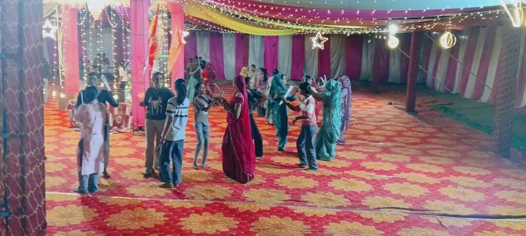 नवरात्र में डांडिया की खनक से गूंज रहे माता रानी के दरबार, बच्चों से लेकर बड़ों तक में उत्साह
महिलाएं और पुरुष पारंपरिक परिधानों में कर रहे गरबा-डांडिया, भक्ति और उल्लास के रंग में रंगे श्रद्धालु
रायला : गोपाल लाल वैष्णव नवरात्र के पावन पर्व पर माता रानी की आराधना के साथ गरबा और डांडिया की धूम छाई हुई है। शहर में जगह-जगह सजे माता रानी के दरबारों में भक्ति, उत्साह और उमंग का अनूठा संगम देखने को मिल रहा है। डांडिया की खनक और गरबा की मधुर लय पर बच्चे, युवा, महिलाएं और पुरुष पूरे उत्साह के साथ भाग ले रहे हैं। पूरा वातावरण माता रानी के जयकारों और भक्तिमय संगीत से गूंज रहा है।
नवरात्र के दौरान आयोजित गरबा-डांडिया कार्यक्रमों में श्रद्धालु पारंपरिक वेशभूषा में सज-धजकर पहुंच रहे हैं। रंग-बिरंगे परिधान, डांडिया की ताल और सामूहिक नृत्य कार्यक्रमों को आकर्षक बना रहे हैं। छोटे-छोटे बच्चे भी पूरे उत्साह के साथ डांडिया खेलते नजर आ रहे हैं, वहीं महिलाएं और पुरुष एक साथ गरबा कर पर्व की खुशियां साझा कर रहे हैं।
माता रानी के दरबार में श्रद्धालु पूजा-अर्चना कर परिवार की सुख-समृद्धि और खुशहाली की कामना कर रहे हैं। धार्मिक आयोजनों के माध्यम से सामाजिक एकता, आपसी मेलजोल और सांस्कृतिक परंपराओं को भी बढ़ावा मिल रहा है।
नवरात्र का यह उत्सवी माहौल श्रद्धा और उल्लास के साथ लोगों को जोड़ रहा है। इंदिरा कॉलोनी, जीनगर मोहल्ला और हाउसिंग बोर्ड में दो जगह पर माता रानी के भक्तों ने माता के दरबार सजाकर डांडिया रास किया जा रहा है. डांडिया की हर खनक और माता रानी के हर जयकारे के साथ भक्तों का उत्साह देखते ही बन रहा है। पूरे वातावरण में भक्ति, शक्ति और उत्सव का रंग छाया हुआ है।