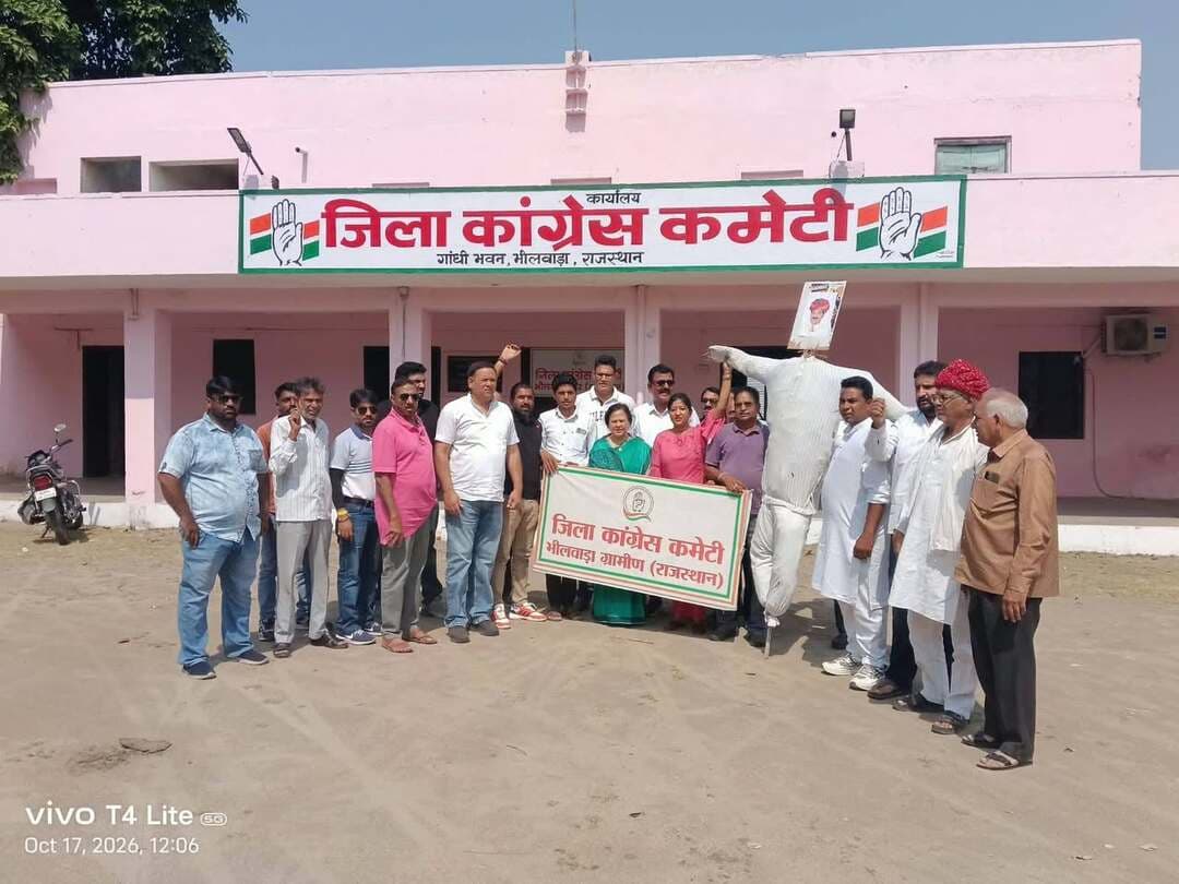 भाजपा प्रदेश अध्यक्ष के बयान के विरोध में कांग्रेस ने निकाला पैदल मार्च, किया पुतला दहन
भीलवाड़ा :राजकुमार गोयल, 17 अक्टूबर 2026 राजस्थान प्रदेश कांग्रेस कमेटी के निर्देशानुसार भाजपा प्रदेश अध्यक्ष मदन राठौड़ के बयान के विरोध में आज जिला कांग्रेस कमेटी भीलवाड़ा (देहात) द्वारा विरोध प्रदर्शन किया गया।
कार्यक्रम के तहत सुबह 11:30 बजे गांधी भवन, जिला कांग्रेस कार्यालय, भीलवाड़ा से कांग्रेस कार्यकर्ताओं ने पैदल मार्च निकाला। मार्च जिला कलेक्ट्रेट पहुंचा, जहां भाजपा प्रदेश अध्यक्ष के बयान के विरोध में पुतला दहन कर विरोध दर्ज कराया गया।
इस अवसर पर कांग्रेस नेता महेश सोनी ने अपने उद्बोधन में भाजपा प्रदेश अध्यक्ष के बयान पर कड़ी आपत्ति व्यक्त करते हुए कहा कि सार्वजनिक जीवन में जिम्मेदार पदों पर बैठे नेताओं को अपने बयानों में देश की गरिमा, राष्ट्रीय हितों और आम नागरिकों की भावनाओं का ध्यान रखना चाहिए। उन्होंने कहा कि कांग्रेस पार्टी जनहित के मुद्दों पर लोकतांत्रिक तरीके से अपनी आवाज बुलंद करती रहेगी और ऐसे बयानों के विरोध में अपना पक्ष मजबूती से रखेगी।
कार्यक्रम में मधु जाजू, सुरेश पारीक, सुरेश बंब, आशीष राजस्थला, अर्चना दुबे, सुरेश काबरा, भंवर जाट, कैलाश सेन, राहुल खटिक, विनोद मेघवंशी, मोशीन एवं बक्षु जाट सहित कांग्रेसजन उपस्थित रहे। उपस्थित कार्यकर्ताओं ने भाजपा प्रदेश अध्यक्ष के बयान के विरोध में नारेबाजी करते हुए अपना आक्रोश व्यक्त किया तथा लोकतांत्रिक तरीके से विरोध दर्ज कराया।
