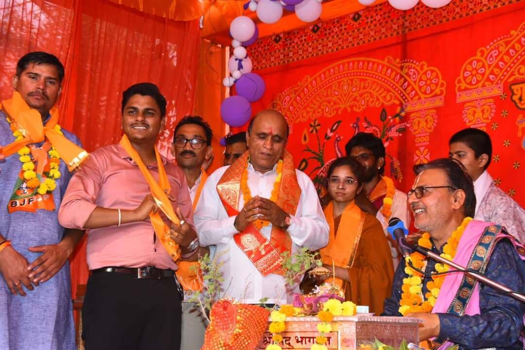 सप्तम दिवस की श्रीमद्भागवत कथा में उमड़ा श्रद्धा का सैलाब, भगवान श्री सिंगोली श्याम एवं लक्ष्मीनाथ भगवान का कथा पंडाल में हुआ भव्य आगमन
क्षेत्रीय विधायक गोपाल जी खंडेलवाल ने भी कथा में पहुंचकर लिया धर्म लाभ, भक्तिमय वातावरण में श्रद्धालुओं ने किए दर्शन
आकोला ( रमेशचंद्र डाड)
श्री सिंगोली श्याम की असीम अनुकंपा एवं नवरात्रि के पावन अवसर पर आयोजित सप्तदिवसीय संगीतमय श्रीमद्भागवत कथा ज्ञान गंगा महोत्सव के सप्तम दिवस पर श्रद्धा और भक्ति का विशेष संगम देखने को मिला। इस पावन अवसर पर भगवान श्री सिंगोली श्याम एवं लक्ष्मीनाथ भगवान का कथा पंडाल में आगमन हुआ। भगवान के आगमन से श्रद्धालुओं में विशेष उत्साह छा गया और पूरा कथा स्थल जयकारों से गुंजायमान हो उठा।
भगवान के पावन आगमन पर उपस्थित श्रद्धालुओं ने दर्शन कर आशीर्वाद प्राप्त किया। कथा पंडाल में भक्तिमय वातावरण के बीच श्रद्धालुओं ने भगवान के प्रति अपनी आस्था व्यक्त की। इस दिव्य अवसर ने कथा महोत्सव की शोभा को और बढ़ा दिया तथा श्रद्धालुओं के लिए यह पल विशेष श्रद्धा और आनंद का केंद्र बना।
सप्तम दिवस की कथा में क्षेत्र के लोकप्रिय विधायक **गोपाल खंडेलवाल** भी पहुंचे। उन्होंने कथा में उपस्थित होकर धर्म लाभ प्राप्त किया। उनके आगमन से आयोजन की गरिमा बढ़ी। कथा स्थल पर उपस्थित धर्मप्रेमी श्रद्धालुओं ने धार्मिक आयोजन के प्रति उत्साह प्रदर्शित किया।
कथा प्रवक्ता **पूज्य मुरलीधर पंचोली बरूंदनी** के सान्निध्य में आयोजित इस सप्तदिवसीय महोत्सव में प्रतिदिन श्रीमद्भागवत के पावन प्रसंगों के माध्यम से श्रद्धालुओं को भक्ति, ज्ञान, धर्म, सदाचार और प्रभु स्मरण का संदेश दिया गया। कथा के दौरान भगवान श्रीकृष्ण की लीलाओं एवं सनातन संस्कृति की महिमा का भावपूर्ण वर्णन किया गया।
यह सप्तदिवसीय श्रीमद्भागवत कथा ज्ञान गंगा महोत्सव सिंगोली चारभुजा क्षेत्र में धार्मिक आस्था, सामाजिक सद्भाव और आध्यात्मिक चेतना का सुंदर उदाहरण बना। आयोजन के माध्यम से श्रद्धालुओं को भगवान की भक्ति से जुड़ने तथा जीवन में धार्मिक संस्कारों को अपनाने की प्रेरणा मिली।
इस धार्मिक आयोजन के आयोजक मैना देवी राम सोमानी, पायल एवं गौरव सोमानी तथा समस्त सोमानी परिवार रहे। आयोजन में सहभागिता निभाने वाले सभी श्रद्धालुओं के प्रति आभार व्यक्त किया गया।