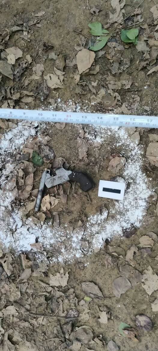 ग्रेटर नोएडा में बच्चे के अपहरण का सनसनीखेज खुलासा, पुलिस मुठभेड़ में 3 बदमाशों को लगी गोली
ग्रेटर नोएडा में 6 साल के मासूम बच्चे का अपहरण कर उसे 5 लाख रुपये में बेचने की साजिश का पुलिस ने पर्दाफाश किया है। कासना थाना पुलिस, ईकोटेक-1 थाना पुलिस और एसओजी की संयुक्त टीम ने कार्रवाई करते हुए दो महिलाओं समेत कुल 7 आरोपियों को गिरफ्तार किया है। पुलिस मुठभेड़ के दौरान तीन आरोपियों के पैर में गोली लगी है।
आरोप है कि अपहरणकर्ताओं ने मासूम बच्चे को बेचने के लिए 5 लाख रुपये में सौदा तय किया था। पुलिस ने बच्चे को बेचने वाली और खरीदने वाली महिला को भी गिरफ्तार किया है। आरोपियों के कब्जे से 2 लाख रुपये से अधिक की नकदी, कार, मोटरसाइकिल और तमंचा बरामद किया गया है।
मामले में 14 अक्टूबर को मुकदमा दर्ज किया गया था। पुलिस कमिश्नर लक्ष्मी सिंह के निर्देश पर बच्चे की सकुशल बरामदगी के लिए विशेष टीम गठित की गई थी। संयुक्त पुलिस टीम ने कार्रवाई करते हुए अपहरण की इस साजिश का खुलासा किया।
