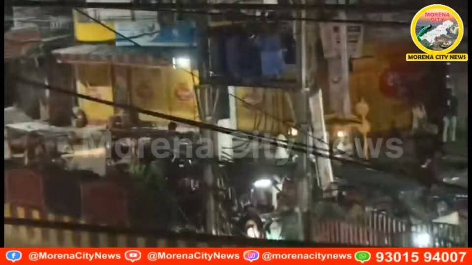 मुरैना में CM के जाते ही सांडों का आतंक! एमएस रोड पर खूनी भिड़ंत, साइकिल सवार वृद्ध लहूलुहान
वीडियो वायरल होने के बाद नगर निगम की व्यवस्था पर उठे सवाल, क्या वीआईपी दौरे तक ही सीमित रहती है मवेशियों की धरपकड़?
मुरैना। मुख्यमंत्री डॉ. मोहन यादव के मुरैना दौरे के बाद शहर की सड़कों पर आवारा मवेशियों की समस्या एक बार फिर सामने आ गई। शुक्रवार सुबह जिन सड़कों से आवारा मवेशियों को हटाने के लिए नगर निगम ने 50 कर्मचारियों की तैनाती की थी, उन्हीं सड़कों पर शाम होते-होते सांडों का आतंक लौट आया। एमएस रोड पर गनेशी हॉस्पिटल के सामने दो सांडों की भिड़ंत की चपेट में आने से साइकिल सवार वृद्ध पंक्षी प्रजापति घायल हो गए।
जानकारी के अनुसार, सड़क पर दो सांड आपस में भिड़ रहे थे। इसी दौरान वहां से साइकिल लेकर गुजर रहे वृद्ध उनकी चपेट में आ गए। सांडों की जोरदार टक्कर के बीच वृद्ध सड़क पर गिर पड़े, जिससे उनके सिर और चेहरे पर गंभीर चोटें आईं। मौके पर मौजूद लोगों ने तत्परता दिखाते हुए वृद्ध को सांडों से बचाया।
घटना का वीडियो शनिवार सुबह सोशल मीडिया पर वायरल होने के बाद नगर निगम की व्यवस्थाओं पर सवाल उठने लगे हैं। मुख्यमंत्री के दौरे को देखते हुए सड़कों से आवारा मवेशियों को हटाने के लिए विशेष इंतजाम किए गए थे, लेकिन दौरा समाप्त होने के कुछ ही घंटों बाद हालात फिर पहले जैसे नजर आने लगे।
वीआईपी दौरे पर व्यवस्था, फिर आम जनता की सुरक्षा का क्या?
शहर की प्रमुख सड़क एमएस रोड पर सांडों की भिड़ंत में एक वृद्ध का घायल होना आवारा मवेशियों से जुड़ी समस्या की गंभीरता को उजागर करता है। सवाल यह है कि क्या नगर निगम की कार्रवाई केवल वीआईपी दौरे तक ही सीमित है? यदि सड़कों से मवेशियों को हटाने के लिए कर्मचारियों की तैनाती की गई थी, तो फिर कुछ ही घंटों में वही स्थिति कैसे बन गई?
शहरवासियों की सुरक्षा के लिए जरूरी है कि आवारा मवेशियों को हटाने की कार्रवाई केवल विशेष आयोजनों या वीआईपी दौरों तक सीमित न रहे, बल्कि नियमित रूप से जारी रहे। अब देखना होगा कि इस घटना के बाद नगर निगम स्थायी समाधान की दिशा में क्या कदम उठाता है।