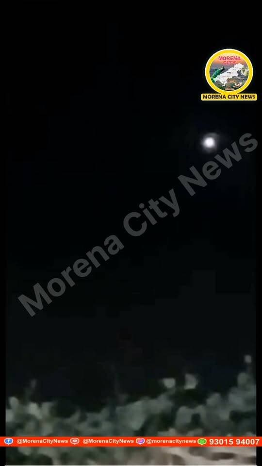 मुरैना में शराब ठेके के विवाद के बाद फायरिंग, युवक से मा.रपीट, मौके से मिले 10 खाली कारतूस
नगावनी मोड़ के पास ढाबे पर हुआ विवाद, बोलेरो पर फा.यरिंग का वीडियो आया सामने; पुलिस जांच में जुटी
मुरैना। जिले के रामपुरकलां थाना क्षेत्र में शराब ठेके पर काम करने को लेकर हुए विवाद ने हिंसक रूप ले लिया। नगावनी मोड़ के पास एक ढाबे पर हुए विवाद के दौरान युवक के साथ मा.रपीट और ठेकेदार की बोलेरो पर फा.यरिंग किए जाने का मामला सामने आया है। घटना 16 अक्टूबर की रात की बताई जा रही है। फायरिंग का वीडियो भी सामने आया है। पुलिस ने घटनास्थल से करीब 10 खाली कारतूस बरामद किए हैं। पीड़ित की शिकायत और वीडियो के आधार पर पुलिस मामले की जांच कर रही है।
शराब ठेके पर काम करने को लेकर हुआ विवाद
कोलेरा निवासी मुख्त्यार सिंह सिकरवार ने पुलिस को दी शिकायत में बताया कि वह दुर्गेश उर्फ पप्पू जादौन के आबकारी ठेके पर काम करता है। 16 अक्टूबर की रात वह नंदपुरा से रामपुर की ओर जा रहा था। इसी दौरान नगावनी मोड़ के पास एक ढाबे पर उसकी मुलाकात रिंकू रावत, राजपाल रावत, कुलदीप रावत और दो अन्य लोगों से हुई।
शिकायत के मुताबिक, शराब ठेके पर काम करने को लेकर उनके बीच कहासुनी शुरू हो गई। आरोप है कि इसी दौरान रिंकू रावत ने मुख्त्यार सिंह की नाक पर मुक्का मार दिया। इसके बाद अन्य लोगों ने भी उसके साथ मा.रपीट की।
ठेकेदार की बोलेरो के टायर पर फा.यरिंग का आरोप
पीड़ित ने शिकायत में आरोप लगाया कि वह ठेकेदार की बोलेरो लेकर मौके से निकलने लगा, तभी रिंकू रावत ने अपने बाबा की लाइसेंसी बंदूक से फा.यर कर दिया। इसके बाद अन्य लोगों द्वारा भी फा.यरिंग किए जाने का आरोप है। घटना के दौरान कई राउंड गो.लियां चलने से मौके पर द.हशत फैल गई।
घटना से संबंधित वीडियो भी सामने आया है, जिसमें फा.यरिंग की घटना दिखाई देने की बात कही जा रही है।
मौके से मिले करीब 10 खाली कारतूस
रामपुरकलां थाना प्रभारी एसआई अजय वेसांदर के अनुसार, शराब ठेके पर काम करने को लेकर विवाद हुआ था। पीड़ित की शिकायत और घटना से संबंधित वीडियो के आधार पर पुलिस कार्रवाई कर रही है। घटनास्थल से करीब 10 खाली कारतूस बरामद किए गए हैं। पुलिस मामले के सभी पहलुओं की जांच कर रही है।
#morena #मुरैना #पुलिस