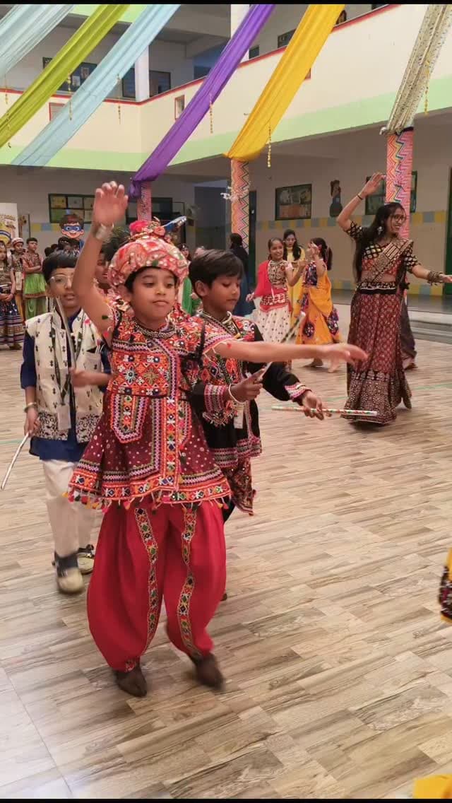 🔥 ग्रीनवैली स्कूल में दशहरा-नवरात्रि की धूम! 🎉
🎯 रावण दहन के साथ बच्चों ने दिया खास संदेश—अपने अंदर छिपे रावण को भी मिटाना जरूरी! 🚩
📍 पांसल रोड स्थित ग्रीनवैली स्कूल में ‘पॉप द रावण’ गतिविधि, गरबा और शानदार नृत्य प्रस्तुतियों के साथ मनाया गया उत्सव। विद्यार्थियों ने क्रोध, झूठ, अहंकार और ईर्ष्या जैसी बुराइयों को त्यागने का संकल्प लेने का संदेश दिया।
🏫 विद्यालय के निदेशक साहिबज्योत भाटिया ने विद्यार्थियों को भगवान श्रीराम के आदर्शों और अच्छे संस्कारों को अपनाने की प्रेरणा दी।
✨ संस्कृति, मनोरंजन और संस्कारों का अनूठा संगम!
📲 ऐसी ही खबरों के लिए फॉलो करें हर पल भारत न्यूज़।
#GreenValleySchool #Bhilwara #DussehraCelebration #NavratriCelebration #SchoolCelebration RavanDahan हरपलभारत BhilwaraNews