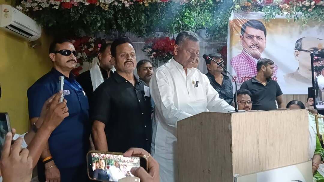 25 अक्टूबर को पटना में मनेगी डॉ. श्रीकृष्ण सिंह की जयंती, मुजफ्फरपुर से बड़ी भागीदारी की अपील
मुजफ्फरपुर। गोबरसही स्थित होटल मौर्या के शगुन बैंक्विट हॉल में शनिवार को डॉ. श्रीकृष्ण सिंह जयंती समारोह आयोजन समिति की बैठक हुई। इसमें मुख्य अतिथि के रूप में पूर्व केंद्रीय मंत्री एवं राज्यसभा सांसद डॉ. अखिलेश प्रसाद सिंह शामिल हुए। बैठक में 25 अक्टूबर को पटना के बापू सभागार में आयोजित होने वाले श्री बाबू की जयंती समारोह की तैयारियों पर चर्चा की गई। इस दौरान मुजफ्फरपुर से बड़ी संख्या में लोगों से समारोह में शामिल होने की अपील की गई।
नई पीढ़ी तक पहुंचाया जाएगा श्री बाबू के योगदान का संदेश
डॉ. अखिलेश प्रसाद सिंह ने कहा कि श्रीकृष्ण सिंह का मुजफ्फरपुर से पुराना रिश्ता रहा है। वह कई बार तिलक मैदान आए और बिहार के विकास के लिए काम किया। उन्होंने कहा कि महेश बाबू के साथ उनके प्रगाढ़ संबंध थे। ललितेश्वर प्रसाद शाही और पूर्व मुख्यमंत्री लालू प्रसाद यादव की प्रेरणा एवं सहयोग से प्रदेश स्तर पर श्री बाबू की जयंती मनाने की शुरुआत हुई थी, जो पिछले 26 वर्षों से लगातार जारी है। उन्होंने संकल्प जताया कि वह जीवनपर्यंत इस परंपरा को आगे बढ़ाते रहेंगे।
उन्होंने कहा कि समारोह का उद्देश्य नई पीढ़ी को श्री बाबू के योगदान से परिचित कराना है। उनके कार्यकाल में बिहार ने उद्योग, शिक्षा और विकास के कई क्षेत्रों में उल्लेखनीय प्रगति की थी। डॉ. सिंह ने कहा कि आज राज्य में चीनी उद्योग, शिक्षा, स्वास्थ्य और औद्योगिक विकास की स्थिति चिंताजनक है। उनके अनुसार, श्री बाबू के समय में बिहार विकास के कई मानकों पर आगे था, लेकिन बाद के वर्षों में स्थिति कमजोर हुई है। उन्होंने लोगों से 25 अक्टूबर को पटना पहुंचकर श्री बाबू को श्रद्धांजलि देने और बिहार के प्रति उनके योगदान को याद करने की अपील की।
बिहार के विभाजन का उल्लेख करते हुए डॉ. सिंह ने कहा कि श्री बाबू ने अपने समय में बिहार के हितों की रक्षा के लिए आवाज उठाई थी। उन्होंने मुजफ्फरपुर को उत्तर बिहार के प्रमुख केंद्र के रूप में स्थापित करने में भी श्री बाबू की भूमिका को याद किया।