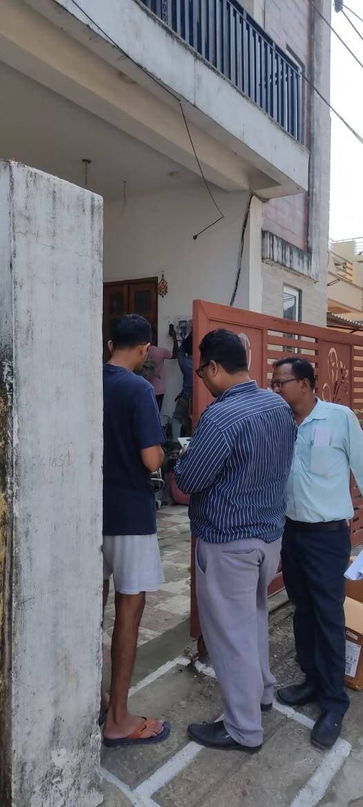 स्मार्ट मीटर स्थापना के साथ उपभोक्ताओं को ‘स्मार्ट बिजली ऐप’ के उपयोग के प्रति किया जा रहा जागरूक
विद्युत उपभोक्ताओं को पारदर्शी, सुलभ एवं आधुनिक विद्युत सेवाएं उपलब्ध कराने के उद्देश्य से मण्डला विद्युत वितरण वृत्त अंतर्गत स्मार्ट मीटर स्थापना तथा उपभोक्ता जागरूकता की कार्यवाही की जा रही है। अधीक्षण अभियंता श्री यू.एस. पाराशर के मार्गदर्शन एवं सहायक अभियंता मण्डला (शहर) श्री ब्रजेश उईके के नेतृत्व में विभागीय अमले द्वारा उपभोक्ताओं के परिसरों में स्मार्ट मीटर स्थापित किए जा रहे हैं।
स्मार्ट मीटर स्थापना के दौरान विभागीय टीम द्वारा उपभोक्ताओं को ‘स्मार्ट बिजली ऐप’ की उपयोगिता एवं संचालन प्रक्रिया से अवगत कराया जा रहा है। उपभोक्ताओं को जानकारी दी गई कि ऐप के माध्यम से वे अपनी दैनिक विद्युत खपत एवं उपलब्ध मीटर रीडिंग का अवलोकन कर सकते हैं। इससे विद्युत खपत की नियमित निगरानी करने तथा ऊर्जा संरक्षण के प्रति जागरूक रहने में सहायता मिलेगी।
अभियान के दौरान अधिक विद्युत खपत से संबंधित शिकायतें प्राप्त होने पर विभागीय अमले द्वारा उपभोक्ताओं की समस्याओं एवं शंकाओं को सुना गया तथा ऐप के माध्यम से दैनिक खपत की जानकारी प्राप्त करने की प्रक्रिया समझाई गई। साथ ही, विद्युत खपत का नियमित अवलोकन कर अनावश्यक विद्युत व्यय को नियंत्रित करने के संबंध में मार्गदर्शन प्रदान किया गया।
विभागीय टीम द्वारा दी गई जानकारी एवं शंकाओं के समाधान से संतुष्ट उपभोक्ताओं ने सहमति के साथ अपने परिसरों में स्मार्ट मीटर स्थापित करवाए। इस पहल का उद्देश्य विद्युत खपत के प्रति उपभोक्ताओं को जागरूक करना, डिजिटल सेवाओं के उपयोग को प्रोत्साहित करना तथा विद्युत सेवाओं में पारदर्शिता को बढ़ावा देना है।
Jansampark Madhya Pradesh
CM Madhya Pradesh
#mandla
Department of Energy Madhya Pradesh