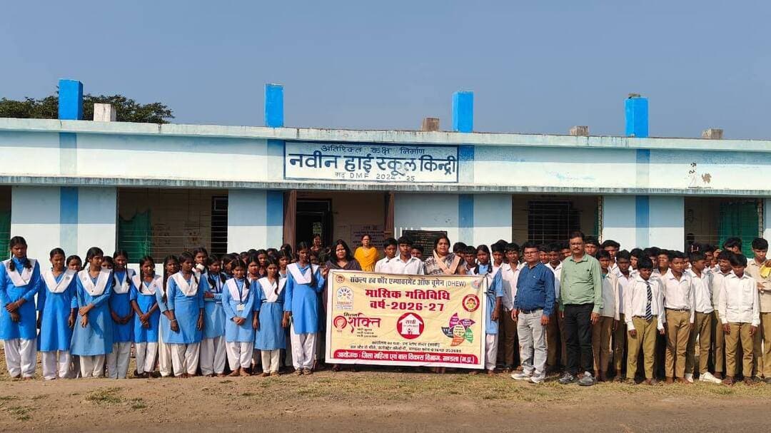 शासकीय एकीकृत हाई स्कूल किंन्द्री में महिला एवं बाल सुरक्षा, विधिक अधिकारों तथा पोषण संबंधी विषयों पर जागरूकता कार्यक्रम आयोजित
कलेक्टर श्री राहुल नामदेव धोटे के निर्देशन एवं जिला कार्यक्रम अधिकारी, महिला एवं बाल विकास विभाग श्री विनोद परस्ते के मार्गदर्शन में 15 अक्टूबर 2026 को शासकीय एकीकृत हाई स्कूल किंन्द्री, विकासखंड मण्डला में वन स्टॉप सेंटर द्वारा हब एवं बेटी बचाओ बेटी पढ़ाओ योजना अंतर्गत निर्धारित मासिक थीम के अनुरूप जागरूकता कार्यक्रम आयोजित किया गया।
कार्यक्रम में वन स्टॉप सेंटर की प्रशासक सुश्री प्रेरणा मर्सकोले द्वारा छात्र-छात्राओं को बाल विवाह के दुष्परिणाम, दहेज प्रतिषेध अधिनियम, लैंगिक आधारित हिंसा तथा लैंगिक अपराधों से बालकों का संरक्षण अधिनियम (पॉक्सो) के प्रावधानों की जानकारी दी गई। उन्होंने लिंग परीक्षण को दंडनीय अपराध बताते हुए इससे संबंधित वैधानिक प्रावधानों के प्रति जागरूक किया। साथ ही संतुलित पोषण, स्थानीय पौष्टिक खाद्य पदार्थों के उपयोग, स्वास्थ्य एवं स्वच्छता तथा हाथ धोने की निर्धारित प्रक्रिया के संबंध में जानकारी प्रदान की गई।
इस अवसर पर महिला हेल्पलाइन नंबर 181, चाइल्ड हेल्पलाइन नंबर 1098, साइबर अपराध हेल्पलाइन नंबर 1930 तथा टेली-मानस हेल्पलाइन नंबर 14416 की उपयोगिता से भी अवगत कराया गया।
पैरालीगल वॉलेंटियर श्रीमती शिखा श्रीवास्तव ने विद्यार्थियों को निःशुल्क विधिक सहायता योजना, हिट एंड रन योजना, पीड़ित प्रतिकर योजना, यातायात नियमों, शिक्षा के अधिकार, समानता के अधिकार, लोक अदालत तथा नागरिकों के नैतिक कर्तव्यों के संबंध में जानकारी दी। उन्होंने विधिक सहायता प्राप्त करने के लिए टोल फ्री हेल्पलाइन नंबर 15100 के बारे में भी बताया।
जागरूकता कार्यक्रम के अंतर्गत छात्र-छात्राओं के लिए प्रश्नोत्तरी प्रतियोगिता आयोजित की गई। प्रतियोगिता में उत्कृष्ट प्रदर्शन करने वाले छात्र कुमार चंदैश तेकाम एवं कुमार राजकिशोर भारतीय को उपहार प्रदान कर प्रोत्साहित किया गया।
कार्यक्रम में विद्यालय के प्राचार्य श्री सुरेश कुमार चौधरी, शिक्षक श्री अनसार अहमद खान, श्री व्ही.पी. भवेदी, श्रीमती सरोज साहू, श्रीमती पुष्पा धूमकेती, श्रीमती रुचि सैनी, डॉ. रवि कुमार हरदहा तथा वन स्टॉप सेंटर के बहुउद्देशीय कार्यकर्ता श्री हरिशंकर कछवाहा सहित विद्यालयीन स्टाफ उपस्थित रहा।
Jansampark Madhya Pradesh
CM Madhya Pradesh
#mandla