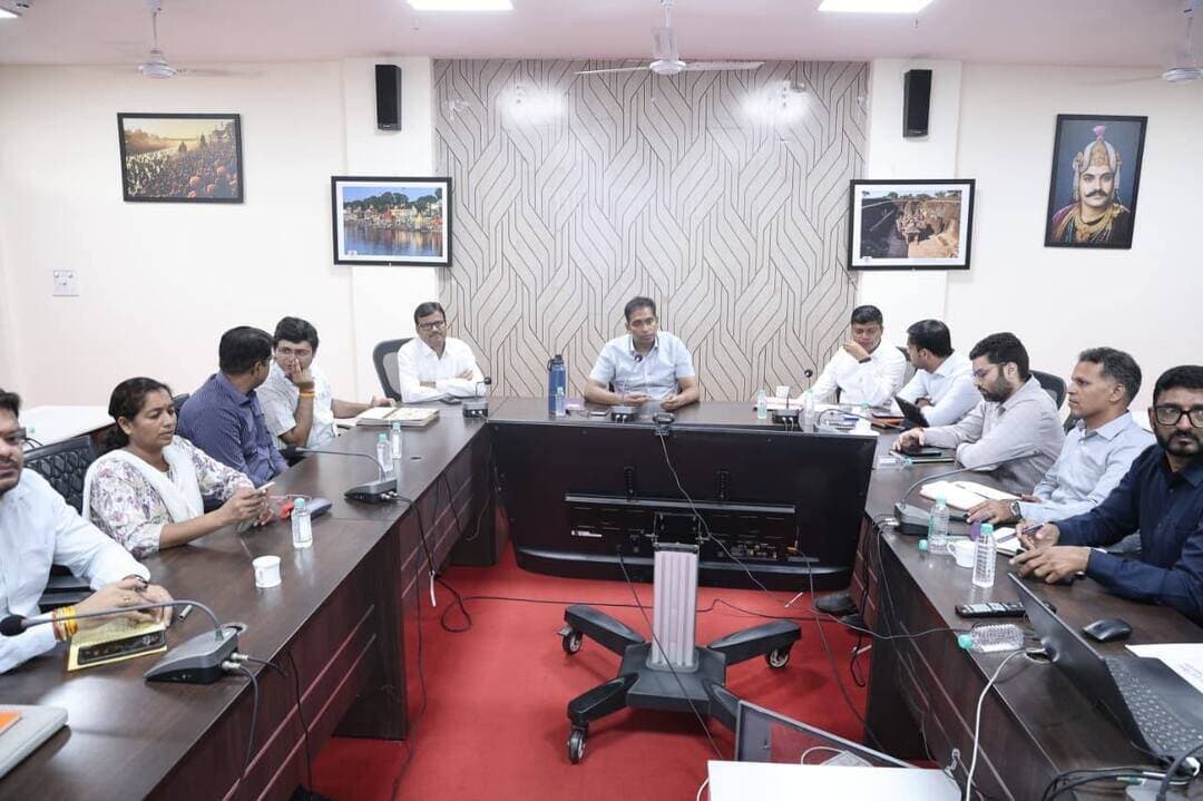 🔸एलिवेटेड ब्रिज निर्माण की सतत निगरानी करें
🔸सदावल हेलीपैड का निर्माण नवंबर में पूरा करें
🔸फ्रीगंज ब्रिज के निर्माण में लापरवाही पर उपयंत्री को नोटिस
🔸हरिफाटक ब्रिज निर्माण ठेकेदार पर पांच लाख रुपये की पेनाल्टी
उज्जैन, 17 अक्टूबर। सिंहस्थ-2028 में श्रद्धालुओ की सुगम यातायात व्यवस्था के लिए बनाये जा रहे, एलिवेटेड ब्रिज निर्माण कार्य की सतत निगरानी करें । दिसंबर माह की समय-सीमा निर्धारित वाले निर्माण कार्यों को प्राथमिकता से शीघ्र पूर्ण किया जाए। सदावल हेलीपैड का निर्माण कार्य नवंबर माह में अनिवार्य रूप से पूरा करवाएं। उक्त निर्देश संभागायुक्त सह सिंहस्थ मेला अधिकारी श्री आशीष सिंह ने सिंहस्थ निर्माण कार्यों की समन्वय बैठक में संबंधित अधिकारियों को दिए।
संभागायुक्त श्री सिंह ने निर्माण कार्यों की प्रगति की समीक्षा करते हुए कहा कि सभी विभाग निर्धारित समय-सीमा का पालन करते हुए कार्यों को गति दें।
🔸थर्ड पार्टी आडिट रिपोर्ट के आधार पर फ्रीगंज ब्रिज निर्माण में लापरवाही पर संबंधित उपयंत्री को नोटिस जारी करने एवं हरिफाटक ब्रिज निर्माण कार्य से संबंधित ठेकेदार पर पांच लाख रुपये की पेनाल्टी लगाने के निर्देश दिए।
🔸बैठक में कलेक्टर श्री रौशन कुमार सिंह, नगर निगम आयुक्त श्री अभिलाष मिश्रा, जिला पंचायत के मुख्य कार्यपालन अधिकारी श्री श्रेयांस कूमट सहित संबंधित विभागों के अधिकारी उपस्थित थे।
CM Madhya Pradesh Jansampark Madhya Pradesh
Simhasth2028 Ujjain Commissioner Dr Mohan Yadav