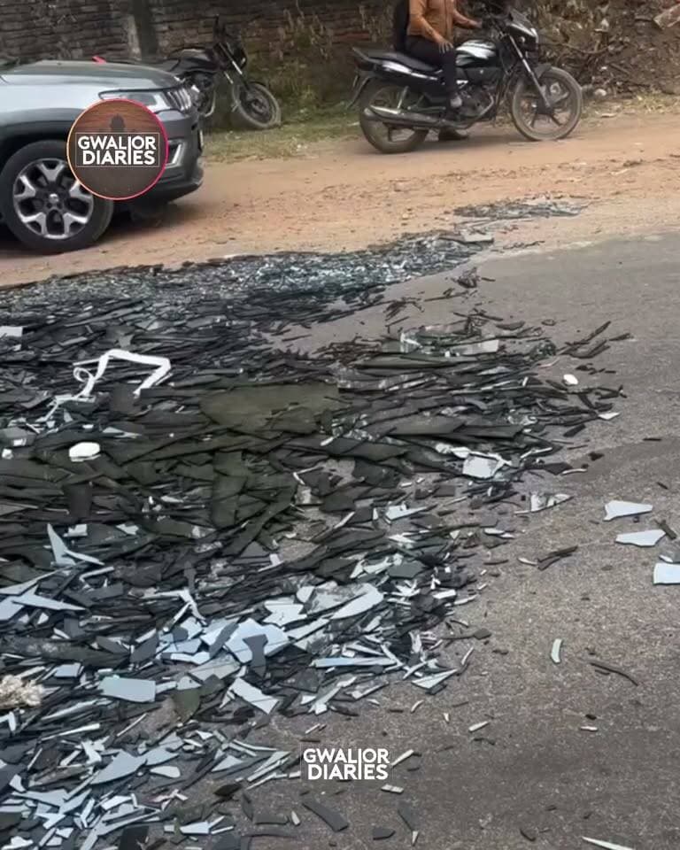 ग्वालियर में हादसा: कांच से भरा ट्रक पलटा, मौके पर मची अफरा-तफरी...
ग्वालियर के पुरानी छावनी इलाके में होटल राजमोहन पैलेस के सामने कांच से लदा एक ट्रक अचानक पलट गया। हादसे के बाद घटनास्थल पर अफरा-तफरी का माहौल बन गया। ट्रक पलटने से सड़क पर यातायात भी प्रभावित होने की आशंका है। राहत की बात यह है कि फिलहाल हादसे में किसी के घायल होने की सूचना सामने नहीं आई है। घटना के कारणों की जानकारी अभी स्पष्ट नहीं हो पाई है।