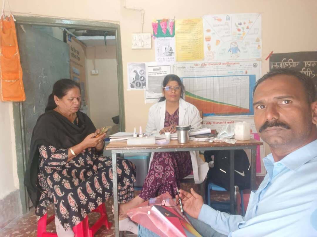 जिले में ग्राम स्वास्थ्य एवं पोषण दिवस सत्रो का आयोजन
जिले में ग्राम स्वास्थ्य एवं पोषण दिवस अर्तंगत यू-विन पोर्टल पर 192 सत्रों की योजना बनाई गई थी, जिनमें से 192 सत्र आयोजित किए गए। आयोजित सत्रों में स्वास्थ्य विभाग द्वारा बच्चों के टीकाकरण एवं गर्भवती महिलाओं की स्वास्थ्य जांच की गई।
मुख्य चिकित्सा एवं स्वास्थ्य अधिकारी डॉ. सुधीर कुमार डेहरिया के निर्देशन में ग्राम स्वास्थ्य एवं पोषण दिवस आयोजित सत्र में शून्य से 1 वर्ष तक के 664 बच्चे, 1 वर्ष से अधिक आयु के 308 बच्चों का टीकाकरण किया गया। साथ ही 112 गर्भवती महिलाओं के स्वास्थ्य जांच की गई। डॉ. डहरिया ने स्वास्थ्य विभाग के मैदानी अमले को पात्र बच्चों का शत-प्रतिशत टीकाकरण सुनिश्चित करने तथा गर्भवती महिलाओं को आवश्यक स्वास्थ्य सेवाएं एवं परामर्श उपलब्ध कराने के निर्देश दिए।
#JansamparkMP #CMMadhyaPradesh #MadhyaPradesh #sehore