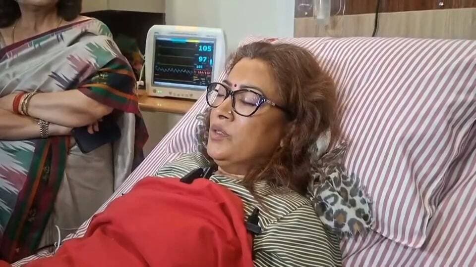 अस्पताल के बेड से अपनी बाते मीडिया के सामने रखती केबिनेट मंत्री रेखा आर्य।