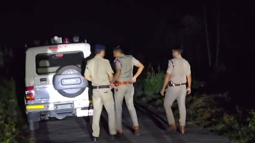 पुलिस मुठभेड़ के बाद दो आरोपी गिरफ्तार, 8 अवैध तमंचे बरामद