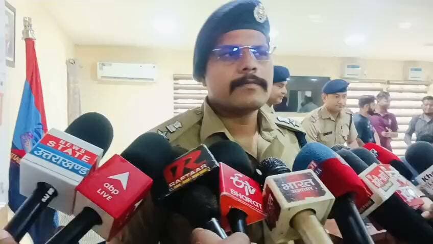 ऊधम सिंह नगर में एसएसपी अजय गणपति के निर्देश पर अवैध हथियारों के खिलाफ पुलिस की कार्रवाई जारी है। दिनेशपुर क्षेत्र में एसओजी रुद्रपुर और दिनेशपुर पुलिस की संयुक्त टीम ने मुठभेड़ के बाद दो आरोपियों को गिरफ्तार किया है। पुलिस की जवाबी फायरिंग में एक आरोपी के बाएं पैर में गोली लगी, जिसे उपचार के लिए अस्पताल भेजा गया।
पुलिस के मुताबिक, आरोपियों के कब्जे से 7 तमंचे .315 बोर, एक तमंचा .32 बोर, 8 जिंदा कारतूस, 4 खोखा कारतूस और एक मोटरसाइकिल बरामद की गई है।