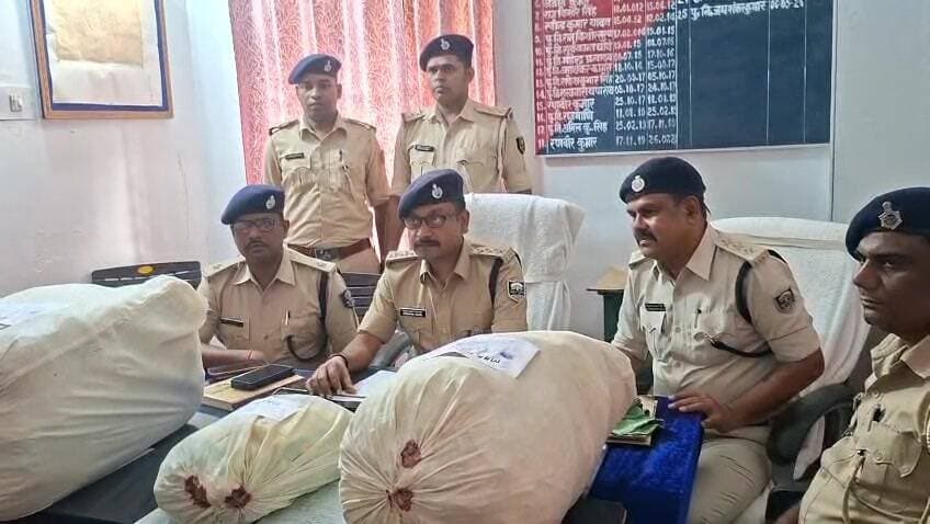 सिमरी बख्तियारपुर: सहरसा: 34.641 किलो गांजा बरामद, पति-पत्नी गिरफ्तार, बेटा फरार