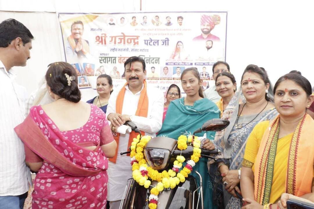 ठीकरी में 1 करोड़ रुपये से अधिक के विकास कार्यों का लोकार्पण एवं भूमिपूजन
.......
प्रधानमंत्री नरेंद्र मोदी जी के नेतृत्व में देश विकास और सुशासन के नए आयाम स्थापित कर रहा है: सांसद गजेंद्र सिंह पटेल
......
शिक्षा, स्वच्छता और बुनियादी ढाँचे के विस्तार से नगरवासियों को मिलेंगी बेहतर सुविधाएँ
बड़वानी 17 अक्टूबर 2026/जिले के अंतर्गत नगर परिषद ठीकरी में 1 करोड़ रुपये से अधिक लागत के विभिन्न विकास कार्यों का लोकार्पण एवं भूमिपूजन क्षेत्रीय सांसद श्री गजेंद्र सिंह पटेल द्वारा स्थानीय जनप्रतिनिधियों एवं प्रशासनिक अधिकारियों की उपस्थिति में सम्पन्न हुआ। इस अवसर पर सांसद श्री पटेल ने अपनी सांसद निधि से विभिन्न ग्राम पंचायतों को जलापूर्ति हेतु पानी के टैंकर भी वितरित किए। इन विकास कार्यों से नगर में आधारभूत सुविधाओं का विस्तार होगा तथा नागरिकों को सुलभ और बेहतर नागरिक सुविधाएँ उपलब्ध होंगी।
शिक्षा, स्वच्छता और आधारभूत सुविधाओं को मिलेगा बढ़ावा
नगर परिषद ठीकरी में विभिन्न वार्डों में विकास कार्यों की सौगात दी गई। इनमें वार्ड क्रमांक 01 में सांसद निधि से शिव मंदिर निर्माण, वार्ड क्रमांक 04 में स्वच्छ भारत मिशन (शहरी) 2.0 के अंतर्गत सामुदायिक शौचालय निर्माण, वार्ड क्रमांक 10 में निकाय निधि से प्लेटफॉर्म निर्माण, वार्ड क्रमांक 12 में पेवर रोड निर्माण, वार्ड क्रमांक 14 में सीसी रोड निर्माण एवं पेवर ब्लॉक स्थापना तथा वार्ड क्रमांक 02 में गोपी विहार गार्डन का विकास कार्य शामिल है।
इसके अतिरिक्त सरस्वती शिशु मंदिर, ठीकरी में सांसद विकास निधि से 8 लाख रुपये की लागत से अतिरिक्त कक्ष निर्माण कार्य का भूमिपूजन किया गया। शासकीय कन्या माध्यमिक विद्यालय, ठीकरी एवं शासकीय प्राथमिक विद्यालय, ठीकरी के भवनों तथा वार्ड क्रमांक 12 में सीसी रोड का लोकार्पण किया गया।
इन विकास कार्यों से विद्यार्थियों को बेहतर शैक्षणिक सुविधाएं मिलेंगी। वहीं, सड़कों के निर्माण से आवागमन सुगम होगा तथा स्वच्छता एवं सार्वजनिक सुविधाओं के विस्तार से नगरवासियों को लाभमिलेगा। गार्डन एवं अन्य सार्वजनिक स्थलों के विकास से नागरिकों को बेहतर परिवेश उपलब्ध होगा। ग्राम पंचायतों को वितरित पानी के टैंकरों से ग्रामीण क्षेत्रों में जलापूर्ति संबंधी आवश्यकताओं की पूर्ति में सहयोग मिलेगा।
विकसित भारत के संकल्प के साथ आगे बढ़ रहा देश: सांसद पटेल
कार्यक्रम को संबोधित करते हुए सांसद श्री गजेंद्र सिंह पटेल ने कहा कि प्रधानमंत्री श्री नरेंद्र मोदी के नेतृत्व में केंद्र सरकार 'सबका साथ, सबका विकास, सबका विश्वास और सबका प्रयास' के मूल मंत्र पर कार्य कर रही है। देश में सड़क, शिक्षा, स्वास्थ्य और बुनियादी सुविधाओं के निरंतर विस्तार से प्रगति के नए मार्ग खुल रहे हैं। उन्होंने कहा कि भारत को 'विकसित राष्ट्र' बनाने का लक्ष्य जनभागीदारी, समर्पण और सामूहिक प्रयासों से ही सिद्ध होगा। जनप्रतिनिधियों और आम नागरिकों को एकजुट होकर राष्ट्रहित व जन-कल्याण के कार्यों में सहभागिता निभानी चाहिए।
कार्यक्रम में जिला पंचायत व जनपद प्रतिनिधियों, नगर परिषद अध्यक्ष, पार्षदों, प्रशासनिक अधिकारियों एवं क्षेत्र के गणमान्य नागरिकों की गरिमामयी उपस्थिति रही।