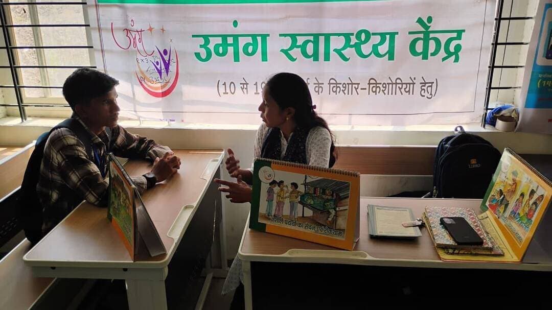 राष्ट्रीय किशोर स्वास्थ्य कार्यक्रम के अंतर्गत शासकीय आदर्श महाविद्यालय बड़वानी में 'किशोर स्वास्थ्य दिवस' आयोजित
बड़वानी 17 अक्टूबर 2026/शासकीय आदर्श महाविद्यालय, बड़वानी में राष्ट्रीय किशोर स्वास्थ्य कार्यक्रम के अंतर्गत 'किशोर स्वास्थ्य दिवस' का भव्य आयोजन किया गया। इस अवसर पर कुल 155 किशोर-किशोरियों ने अपनी उपस्थिति दर्ज कराई।
कार्यक्रम के दौरान उपस्थित सभी किशोर-किशोरियों का निःशुल्क स्वास्थ्य परीक्षण किया गया। स्वास्थ्य परीक्षण के अंतर्गत उनकी ऊंचाई, वजन, हीमोग्लोबिन एवं एनीमिया की जांच सहित अन्य आवश्यक स्वास्थ्य जांचें संपन्न हुईं।
विशेषज्ञों द्वारा किशोर-किशोरियों को उचित पोषण, एनीमिया की रोकथाम, व्यक्तिगत स्वच्छता, मानसिक स्वास्थ्य एवं माहवारी (मासिक धर्म) स्वच्छता के संबंध में महत्वपूर्ण जानकारी एवं परामर्श दिया गया। स्वास्थ्य संबंधी समस्याएं पाए जाने पर उन्हें आवश्यक चिकित्सा परामर्श, उपचार तथा आवश्यकतानुसार हायर सेंटर रेफरल के लिए उचित मार्गदर्शन प्रदान किया गया।
इनकी रही विशेष सहभागिता:
कार्यक्रम को सफल बनाने में डीसी श्री राधेश्याम जमरे एवं श्री लखन गगले, डॉ. मोनिका मुकाती, डॉ. उमा गोस्वामी, डॉ. दानिश आजमी, डॉ. दीपक सोनी, एवं डॉ. रविन्द्र सावले का विशेष सहयोग रहा। साथ ही एएनएम श्रीमती टीना डावर, श्री सचिन धनगर, श्रीमती सुनीता बर्मन, परामर्शदाता श्रीमती सुनीता चौहान तथा मास्टर ट्रेनर श्री पूंजीलाल वास्कले एवं श्री परवीन चौहान ने अपनी सक्रिय सहभागिता निभाई।
डिजिटल स्वास्थ्य सेवाओं की दी गई जानकारी:
कार्यक्रम के दौरान किशोर-किशोरियों को मानसिक स्वास्थ्य एवं सहायता से जुड़े डिजिटल प्लेटफॉर्म्स जैसे Manhit App, टेली-मानस हेल्पलाइन नंबर 14416 तथा Just Ask Chatbot के बारे में विस्तार से जानकारी दी गई। उन्हें आवश्यकता पड़ने पर इन डिजिटल सेवाओं का उपयोग करने के लिए प्रेरित किया गया।
इस आयोजन का मुख्य उद्देश्य किशोर-किशोरियों में स्वास्थ्य के प्रति जागरूकता बढ़ाना तथा उन्हें समय पर आवश्यक स्वास्थ्य सेवाओं एवं परामर्श से जोड़ना