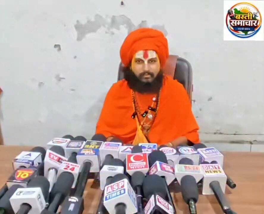 अप्रैल माह में जनसहयोग से होगी बागेश्वर धाम की भव्य कथा, पैड़ा वाले बाबा गोविंद दास ने किया ऐलान
बस्ती। बागेश्वर धाम की भव्य कथा के आयोजन को लेकर पैड़ा वाले बाबा गोविंद दास ने मीडिया से बातचीत की। उन्होंने बताया कि अप्रैल माह में जनसहयोग से बागेश्वर धाम की भव्य कथा कराने का निर्णय लिया गया है। इस आयोजन को सफल बनाने के लिए वह लगातार प्रयास कर रहे हैं और सभी लोगों से सहयोग की अपील कर रहे हैं।
प्रेस वार्ता के दौरान पैड़ा वाले बाबा गोविंद दास ने कहा कि उन्होंने जो संकल्प लिया है, उसे पूरा करने के लिए पूरी निष्ठा और समर्पण के साथ प्रयासरत हैं। इसी संकल्प को साकार करने के उद्देश्य से अप्रैल माह में कथा आयोजन की योजना बनाई गई है, जिसमें जनसहयोग की महत्वपूर्ण भूमिका रहेगी।
उन्होंने बताया कि कथा आयोजन को लेकर उन्होंने बागेश्वर धाम के पीठाधीश्वर पंडित धीरेंद्र कृष्ण शास्त्री से मुलाकात भी की है। इस दौरान कथा के आयोजन को लेकर बातचीत हुई। बाबा गोविंद दास ने उम्मीद जताई कि सभी के सहयोग और सहभागिता से यह धार्मिक आयोजन भव्य रूप लेगा।
पैड़ा वाले बाबा ने कहा कि धार्मिक आयोजनों से समाज में आध्यात्मिक चेतना, आपसी सद्भाव और भक्ति की भावना मजबूत होती है। उन्होंने क्षेत्र के श्रद्धालुओं एवं धर्मप्रेमियों से इस संकल्प को पूरा करने में सहयोग देने की अपील की।
अब सभी की निगाहें अप्रैल माह में होने वाली इस प्रस्तावित कथा पर टिकी हैं। जनसहयोग से आयोजित होने वाली इस कथा को लेकर श्रद्धालुओं में उत्साह की उम्मीद जताई जा रही है।