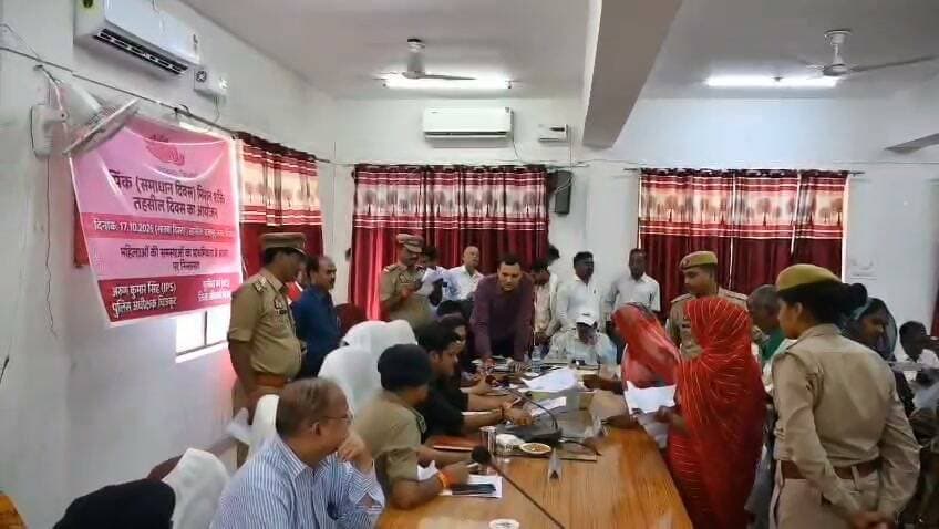 मिशन शक्ति के अंतर्गत पिंक समाधान दिवस का आयोजन, 116 शिकायतें प्राप्त, 14 का मौके पर निस्तारण
जिलाधिकारी ने शिकायतों का गुणवत्तापूर्ण एवं समयबद्ध निस्तारण सुनिश्चित करने के दिए निर्देश
पुलिस अधीक्षक ने महिला संबंधी प्रकरणों में विशेष संवेदनशीलता बरतने तथा कानून-व्यवस्था बनाए रखने पर दिया जोर
मिशन शक्ति अभियान के अंतर्गत तहसील सभागार राजापुर में जिलाधिकारी पुलकित गर्ग की अध्यक्षता एवं पुलिस अधीक्षक अरुण कुमार सिंह की गरिमामयी उपस्थिति में पिंक समाधान दिवस का आयोजन किया गया। समाधान दिवस में चकरोड, आवासीय भूमि, विद्युत, चकबंदी सहित विभिन्न विभागों से संबंधित शिकायतें प्राप्त हुईं। इस दौरान कुल 116 प्रार्थना पत्र प्राप्त हुए, जिनमें से 14 शिकायतों का मौके पर ही निस्तारण कराया गया।
जिलाधिकारी पुलकित गर्ग ने संबंधित अधिकारियों को निर्देशित किया कि समाधान दिवस में प्राप्त सभी प्रार्थना पत्रों का गंभीरतापूर्वक परीक्षण करते हुए गुणवत्तापूर्ण एवं समयबद्ध निस्तारण सुनिश्चित किया जाए। उन्होंने कहा कि शासन स्तर से शिकायतों के निस्तारण की गुणवत्ता एवं शिकायतकर्ताओं से प्राप्त फीडबैक की समीक्षा की जाती है। इसलिए किसी भी स्तर पर लापरवाही अथवा शिथिलता नहीं बरती जानी चाहिए।
जिलाधिकारी ने आईजीआरएस से संबंधित शिकायतों के निस्तारण पर विशेष जोर देते हुए कहा कि यह माननीय मुख्यमंत्री जी की प्राथमिकताओं में शामिल है। अतः संबंधित अधिकारी शिकायतों का गुणवत्तापूर्ण निस्तारण सुनिश्चित करने के साथ ही शिकायतकर्ता से प्राप्त फीडबैक पर भी विशेष ध्यान दें।
उन्होंने न्यायालयों में लंबित वादों से संबंधित उन पत्रावलियों, जिनमें आदेश पारित हो चुके हैं, पर शीघ्र परवाना जारी करने के निर्देश दिए। उन्होंने स्पष्ट किया कि परवाना जारी करने में अनावश्यक विलंब अथवा लापरवाही पाए जाने पर संबंधित पेशकार या लिपिक के विरुद्ध कार्रवाई की जाएगी।
पुलिस अधीक्षक अरुण कुमार सिंह ने महिला संबंधी शिकायतों एवं प्रकरणों को विशेष गंभीरता और संवेदनशीलता के साथ लेते हुए त्वरित कार्रवाई सुनिश्चित करने के निर्देश दिए। उन्होंने उपस्थित पुलिस क्षेत्राधिकारियों एवं थाना प्रभारियों को कानून-व्यवस्था बनाए रखने तथा जनशिकायतों का प्रभावी निस्तारण करने के निर्देश देते हुए कहा कि किसी भी स्तर पर लापरवाही न बरती जाए और आमजन को अनावश्यक परेशानी का सामना न करना पड़े।
इस अवसर पर उप जिलाधिकारी राजापुर पूजा गुप्ता, मुख्य चिकित्सा अधिकारी डॉ. महेंद्र कुमार त्रिपाठी, पुलिस क्षेत्राधिकारी राजापुर यामीन अहमद, बंदोबस्त अधिकारी चकबंदी मनोहर लाल वर्धन सहित संबंधित विभागों के अधिकारी एवं कर्मचारी उपस्थित रहे।