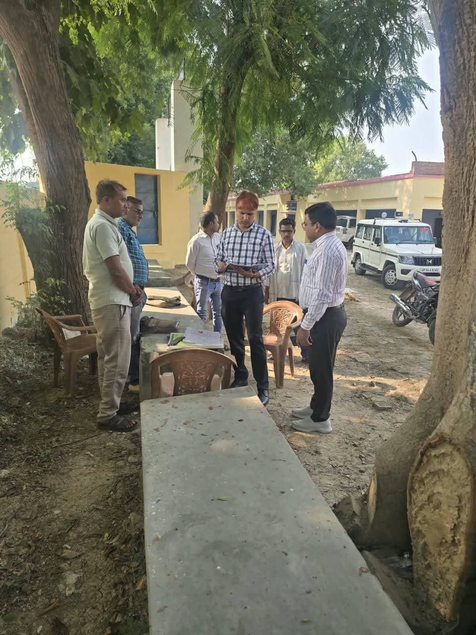 एडीएम ने किया मतदाता विशेष अभियान का निरीक्षण
महिला मतदाताओं को जोड़ने पर जोर
बूथों पर न्यूनतम सुविधाएं सुनिश्चित करने के निर्देश, पात्र युवाओं का नाम मतदाता सूची में जोड़ने पर दिया बल
मऊ (चित्रकूट)। मानिकपुर विधानसभा क्षेत्र-237 में शनिवार को मतदाता सूची के विशेष अभियान का अपर जिलाधिकारी चंद्रशेखर ने निरीक्षण किया। उन्होंने महामति प्राणनाथ महाविद्यालय मऊ और ग्राम पंचायत हटवा स्थित प्राथमिक विद्यालय के बूथों पर पहुंचकर अभियान की प्रगति का जायजा लिया। इस दौरान उपजिलाधिकारी राम ऋषि रमन भी मौजूद रहे।
निरीक्षण के दौरान एडीएम ने बूथ लेवल अधिकारियों (बीएलओ) को निर्देश दिए कि 18 वर्ष की आयु पूरी कर चुके युवाओं का नाम मतदाता सूची में शामिल कराने के लिए फॉर्म-6 भरवाएं। वहीं, मतदाता सूची से नाम हटाने के लिए फॉर्म-7 और नाम व अन्य विवरणों में संशोधन के लिए फॉर्म-8 भरवाने की प्रक्रिया सुनिश्चित करें। उन्होंने कहा कि कोई भी पात्र नागरिक मतदाता सूची में नाम दर्ज कराने से वंचित न रहे।
एडीएम ने मतदाता सूची में महिला मतदाताओं की भागीदारी बढ़ाने और जेंडर रेशियो में सुधार पर विशेष जोर दिया। उन्होंने बीएलओ और सेक्टर मजिस्ट्रेट को अपने-अपने बूथों पर निर्वाचन संबंधी न्यूनतम आधारभूत सुविधाएं (एएमएफ) सुनिश्चित करने के निर्देश दिए। साथ ही कहा कि बूथों पर किसी भी प्रकार की कमी मिलने पर तत्काल प्रशासन को अवगत कराएं, ताकि समय रहते आवश्यक व्यवस्थाएं पूरी कराई जा सकें।
प्रशासन के अनुसार, 17 और 24 अक्टूबर को विशेष अभियान दिवस के अवसर पर बूथों पर बीएलओ मौजूद रहेंगे। मतदाता इन तिथियों में अपने बूथ पर पहुंचकर नया नाम जुड़वाने, मतदाता सूची में संशोधन कराने और अन्य आवश्यक प्रक्रियाओं के लिए आवेदन कर सकते हैं।