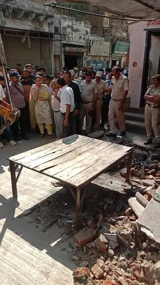 चूरू में बाजार में अतिक्रमण हटाने के दौरान जेसीबी के आगे सोया व्यापारी
#churuatikraman #viralpost
#LiveNews #churutopnews
#highlight #highlightseveryone
#trending #viralreelsシ
#viralreelschallenge #fb
@topfans Indian National Congress - Rajasthan
Ashok Gehlot