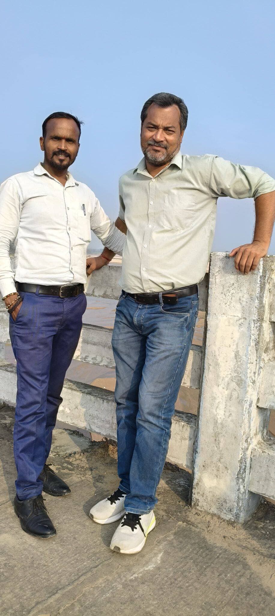 अगर संकट में हो मित्र या भाई उसके साथ अडिग होकर खड़ा रहों। अगर भटक जाये रास्ता तो उसे सही राह दिखाते रहों। आज अंधेरा है, तो क्या हुआ कल तो सुर्य निकलेगा, फिर उसी उर्जा से पत्रकारिता का गुलाब खिलेगा।