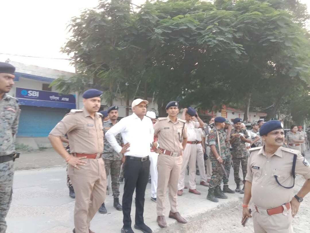 🚩 दुर्गा पूजा के मद्देनजर शांति, सुरक्षा एवं विधि-व्यवस्था बनाए रखने हेतु समस्तीपुर शहर में विभिन्न जगहों पर जिला प्रशासन द्वारा फ्लैग मार्च निकाला गया।
#Samastipur #FlagMarch #DurgaPuja2026 #SamastipurPolice #जिला_प्रशासन_समस्तीपुर
#CMSamrat #samratchoudhary
CMO Bihar
Information & Public Relations Department, Government of Bihar