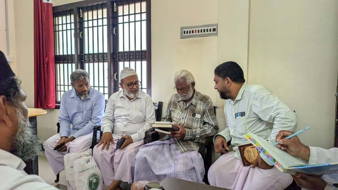 கடலூர் மாவட்டம், சிதம்பரம் வட்டத்திலுள்ள பரங்கிப்பேட்டை ஜமாத் சார்பாக கடற்கரையோர ஊர்களின் முஸ்லிம்கள் வரலாறை தொகுக்கும் நோக்கில் ஐவர்குழு அதிரைக்கு வருகை தந்தனர்.
பைத்துல்மால் (ABM) மற்றும் நம் ஷம்சுல் இஸ்லாம் சங்கத்திற்கும் வருகை தந்தனர்.
அதிரையின் பாரம்பரியம், வணிக தொடர்புகள் சமூக சேவை மற்றும் பள்ளிவாசல்களின் கட்டிட்டக் கலையமைப்பு போன்றவற்றையும் நிஸ்வான் மதரஸாவையும் பார்வையிட்டனர்.
பைத்துல்மால் மற்றும் தாருன் நுஸ்ரா ஆகிய சேவை அமைப்புகள் குறித்த விபரங்களையும், மஹல்லா ஜமாத்தின் மார்க்க மற்றும் சமூக சேவைகளையும் கேட்டறிந்து அவர்களின் ஊரிலும் இதுபோன்ற தொடர்ச்சியான அமைப்பை உருவாக்கும் எண்ணத்தையும் பகிர்ந்து கொண்டனர்.
சந்திப்பின்போது சங்கப் பிரதிநிதிகளும், பைத்துல்மால் பொறுப்பாளர்களும் கலந்து கொண்டனர்.
பரங்கிப்பேட்டையிலிருந்து L.ஹமீது மரைக்காயர் (மஹ்மூத் பந்தர் நூலாசிரியர்) மற்றும் ஹுசைனுல் ஆபிதீன், நூர் அலி அப்பாஸ், அபுல்கலாம் ஆஸாத், அப்துல் ரஹ்மான் ஆகியோர் வந்திருந்தனர்.
அதிரை பைத்துல்மால் தலைவர் N.Fபத்ஹுத்தீன் மற்றும் அதிரை ஜமீல் காக்கா (அதிரை தாருத் தவ்ஹீத்) S.M.A. சாகுல் ஹமீது (கடற்கரை தெரு) ஆகியோருடன் ஷம்சுல் இஸ்லாம் சங்க துணை தலைவர், பொருளாளர், செயலாளர் மற்றும் பொறுப்பாளர்களுடன் Shifa Hospital Director O. இம்தியாஸ் அஹமது அவர்களும் கலந்து கொண்டனர்.
தென்னிந்தியாவின் மாபர் (MAABAR) கிழக்குக் கடற்கரையோர ஊர்களின் தொன்மை மற்றும் பாரம்பரிய தொடர்புகளை வலுப்படுத்தும் வகையில் இக்குழுவினர் காயல்பட்டினம் மற்றும் கீழக்கரைக்கும் செல்கின்றனர்.