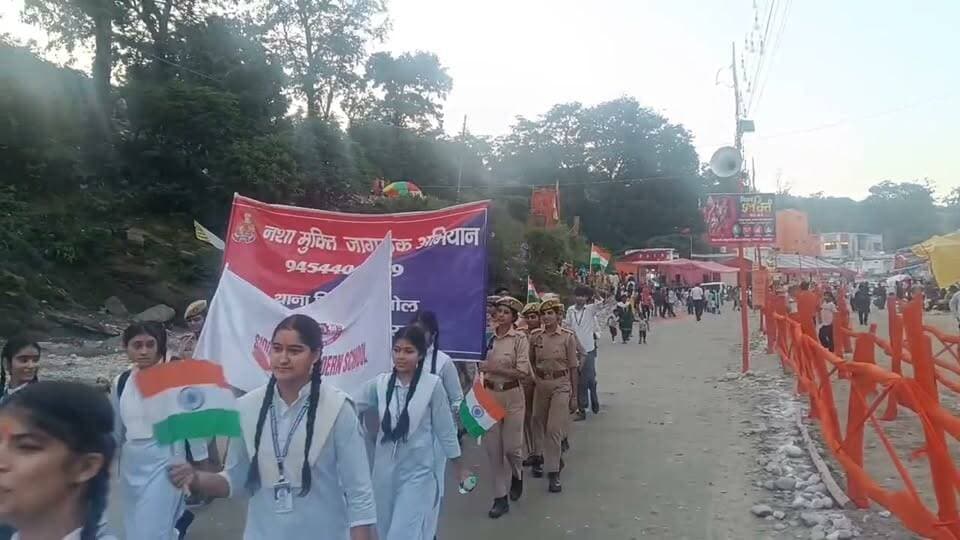 👉🏾👉🏾 मां शाकुंभरी देवी धाम में मिशन शक्ति अभियान-6.0 के तहत जागरूकता कार्यक्रम, महिलाओं और बालिकाओं को बताए अधिकार
👉🏾👉🏾 बाल विवाह के खिलाफ सहारनपुर पुलिस की अपील, बेटियों का भविष्य सुरक्षित करने के लिए किया जागरूक
मिर्जापुर/सहारनपुर। मिशन शक्ति अभियान-6.0 के तहत सहारनपुर पुलिस द्वारा महिलाओं एवं बालिकाओं की सुरक्षा, सशक्तीकरण और अधिकारों के प्रति जागरूकता बढ़ाने के लिए अभियान चलाया जा रहा है। इसी क्रम में मां शाकुंभरी देवी धाम, थाना मिर्जापुर क्षेत्र में पुलिस अधीक्षक ग्रामीण की मौजूदगी में मिशन शक्ति एंटी रोमियो टीम ने जागरूकता कार्यक्रम आयोजित किया।
कार्यक्रम के दौरान महिलाओं एवं बालिकाओं को उनकी सुरक्षा, कानूनी अधिकारों और स्वावलंबन के प्रति जागरूक किया गया। साथ ही बाल विवाह जैसी सामाजिक कुरीति को रोकने के लिए लोगों से सहयोग करने की अपील की गई।
पुलिस ने बाल विवाह के दुष्परिणामों के प्रति जागरूक करते हुए कहा कि बेटियों का सुरक्षित भविष्य सुनिश्चित करने के लिए समाज के प्रत्येक व्यक्ति की भागीदारी जरूरी है। मिशन शक्ति अभियान का उद्देश्य महिलाओं एवं बालिकाओं को जागरूक कर उन्हें सुरक्षित और सशक्त बनाने के साथ-साथ महिला सुरक्षा से जुड़े मुद्दों पर जनभागीदारी बढ़ाना है।
अपील: बाल विवाह रोकने में सहयोग करें और बेटियों को शिक्षा, सुरक्षा एवं आगे बढ़ने के समान अवसर प्रदान करें।
#SaharanpurPolice #MissionShakti6 #MissionShaktiUPP #WomenEmpowerment #ChildMarriageFreeIndia #CyberAwareness #SaharanpurNews