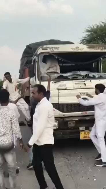 🚨 ब्रेकिंग न्यूज़ | दुधाखेड़ी, भानपुरा
मंदसौर जिले के दुधाखेड़ी में ट्रक की चपेट में आई मासूम बच्ची। घटना के बाद मौके पर लोगों में आक्रोश फैल गया और गुस्साई भीड़ ने ट्रक को आग के हवाले कर दिया।
फिलहाल बच्ची की स्थिति और घटना से जुड़ी अन्य जानकारी की पुष्टि होना बाकी है।
📍 दुधाखेड़ी, भानपुरा | जिला मंदसौर
#BreakingNews #Mandsaur #YashasviDuniya