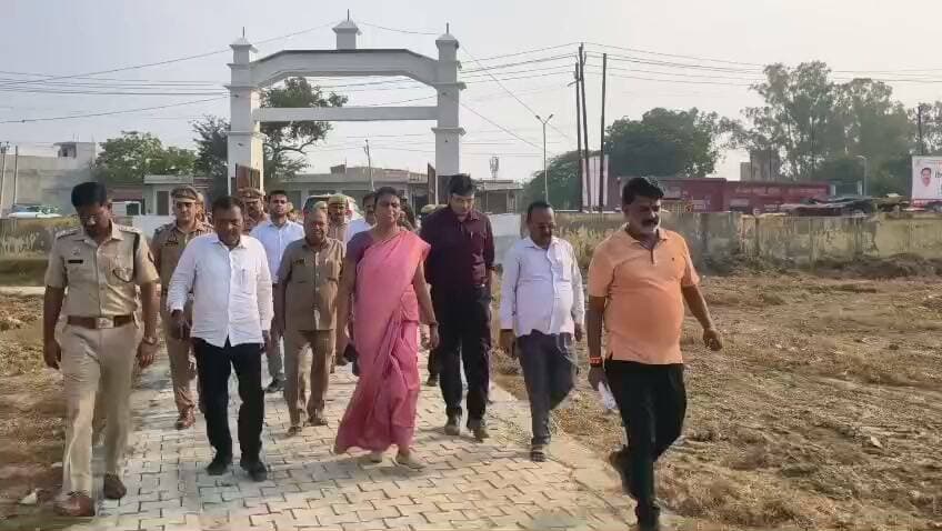 *जिलाधिकारी ने बृहद गो-संरक्षण केंद्र किनोड़ी खैराबाद का किया निरीक्षण, गोवंशों की बेहतर देखभाल के दिए निर्देश*
*गौशाला में वर्मी कम्पोस्ट एवं बायोगैस प्लांट स्थापित करने तथा सीसीटीवी व्यवस्था दुरुस्त रखने पर जोर*
*रामलीला मैदान में बाउंड्री वॉल निर्माण कार्य की गुणवत्ता जांचने हेतु एसडीएम की अध्यक्षता में समिति गठित*
एटा। निराश्रित गोवंशों को गौशालाओं में बेहतर सुविधाएं उपलब्ध कराने एवं उनके उचित रखरखाव के उद्देश्य से जिलाधिकारी एम. अरुन्मोली ने अलीगंज स्थित बृहद गो-संरक्षण केंद्र किनोड़ी खैराबाद का निरीक्षण किया। उन्होंने सीसीटीवी कैमरों की व्यवस्था का जायजा लेते हुए स्क्रीन पर निगरानी व्यवस्था देखी तथा निर्बाध संचालन के लिए उचित बैकअप सुनिश्चित करने के निर्देश दिए।
जिलाधिकारी ने गौशाला में वर्मी कम्पोस्ट एवं बायोगैस प्लांट स्थापित कराने, गोवंशों को नियमित रूप से हरा चारा उपलब्ध कराने तथा पशु चिकित्सकों के माध्यम से समयबद्ध उपचार सुनिश्चित करने के निर्देश दिए। गौशाला से लगी चारागाह भूमि पर नेपियर घास तैयार किए जाने की जानकारी उप जिलाधिकारी अलीगंज ने दी।
इसके उपरांत जिलाधिकारी ने अलीगंज स्थित रामलीला मैदान में निर्माणाधीन बाउंड्रीवॉल का निरीक्षण किया। निर्माण कार्य लंबे समय से लंबित होने तथा गुणवत्ता संतोषजनक न पाए जाने पर उन्होंने उप जिलाधिकारी अलीगंज की अध्यक्षता में समिति गठित कर सीएनडीएस द्वारा कराए जा रहे निर्माण कार्य की जांच कर रिपोर्ट प्रस्तुत करने के निर्देश दिए।
निरीक्षण के दौरान वरिष्ठ पुलिस अधीक्षक इलामारन जी ,मुख्य विकास अधिकारी राजेंद्र प्रसाद मिश्रा, मुख्य पशु चिकित्सा अधिकारी डॉ. आर0पी0शर्मा, उप जिलाधिकारी अलीगंज एवं तहसीलदार अलीगंज सहित अन्य संबंधित अधिकारी आदि उपस्थित रहे.