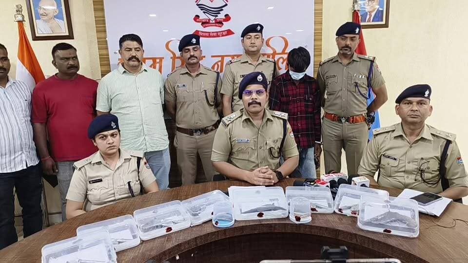 दिनेशपुर में पुलिस मुठभेड़ में पकडे गए 8 तमंचे और जिन्दा कारतूस