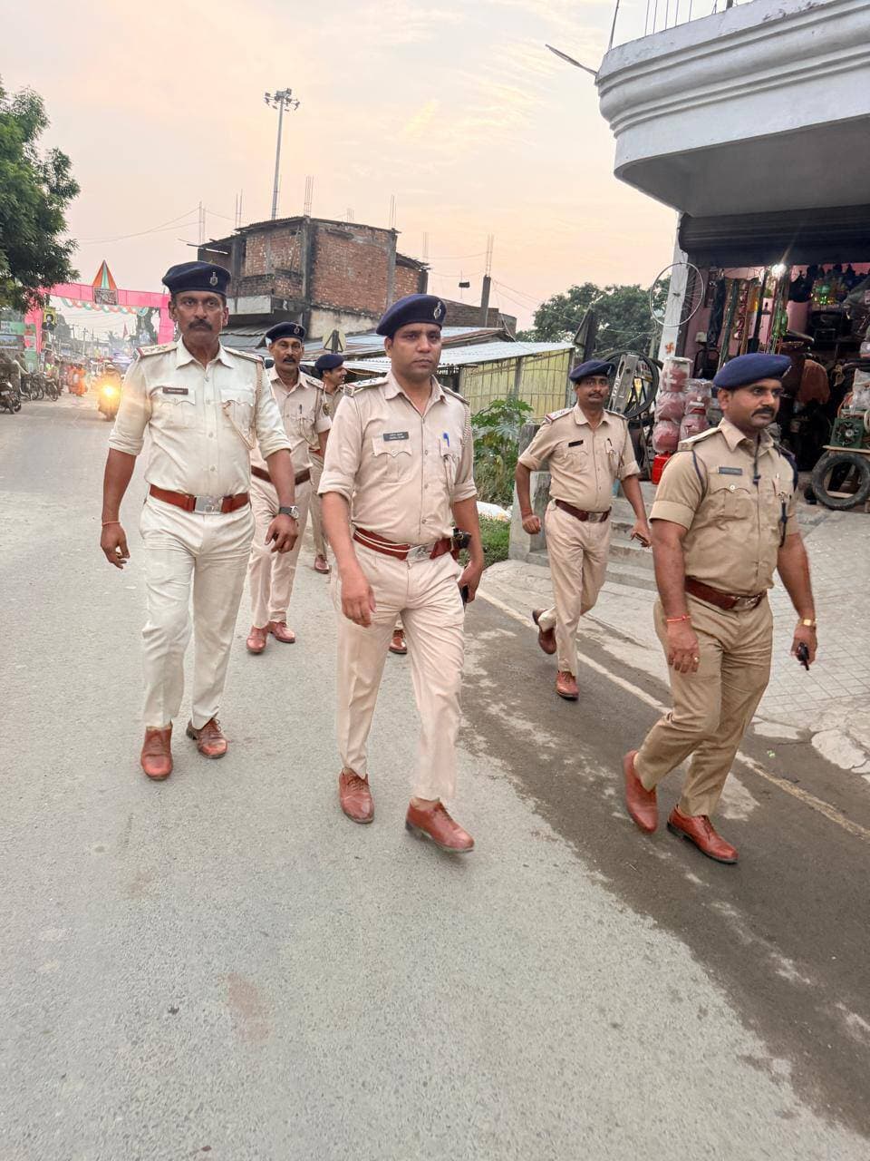 आज कटिहार जिला के विभिन्न थाना क्षेत्रान्तर्गत आगामी दुर्गा पूजा को शांतिपूर्ण एवं सौहार्दपूर्ण वातावरण में संपन्न कराने तथा विधि-व्यवस्था एवं सुरक्षा-व्यवस्था बनाए रखने हेतु संबंधित थानाध्यक्षों के नेतृत्व में फ्लैग मार्च निकाला गया। इस दौरान आमजन से शांति एवं आपसी भाईचारा बनाए रखने तथा पर्व को शांतिपूर्ण ढंग से मनाने की अपील की गई।
Information & Public Relations Department, Government of Bihar Samrat Choudhary CMO Bihar CM Samrat Department of Agriculture, Government of Bihar