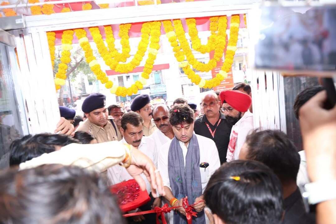 केन्द्रीय मंत्री श्री ज्योतिरादित्य सिंधिया जी ने किया नवनिर्मित प्रधान डाकघर अशोकनगर का लोकार्पण
--
केंद्रीय संचार एवं पूर्वोत्तर क्षेत्र विकास मंत्री श्री ज्योतिरादित्य सिंधिया जी द्वारा आज नवनिर्मित प्रधान डाकघर अशोकनगर का फीता काटकर उद्घाटन किया । नवनिर्मित डाकघर भवन लगभग 2 करोड़ 35 लाख की लगत से उच्चस्तरीय, नवीनीकरण, कार्य पूर्ण हुआ है | भारत सरकार की डाकघर आधुनिकीकरण की महत्वाकांक्षी पहल के अंतर्गत स्कूल ऑफ प्लानिंग एण्ड आर्किटेक्चर नई दिल्ली के डिजाइन संबंधी दिशा.निर्देशों के अनुरूप अशोकनगर प्रधान डाकघर के कायाकल्प लुक एंड फील इम्प्रूवमेंट का निर्माण कार्य पूर्ण किया गया है।
नवनिर्मित सौंदर्यीकृत प्रधान डाकघर का आधुनिक स्वरूप आमजन को डाक एवं वित्तीय सेवाएं अधिक सुविधाजनक, सुगम एवं बेहतर वातावरण में उपलब्ध कराने की दिशा में महत्वपूर्ण कदम है | प्रधान डाकघर अशोकनगर जिले की विशाल आबादी को आधुनिक, विस्वनीय एवं नागरिक हितेषी डाक सेवाएँ प्रदान करेगा।
कार्यक्रम के दौरान संचार मंत्री श्री ज्योतिरादित्य सिंधिया जी ने डाक विभाग द्वारा देशभर में प्रदान की जा रही सेवाओं एवं विभाग के आधुनिकीकरण की दिशा में किए जा रहे प्रयासों की सराहना की। उन्होंने कहा कि आधुनिक सुविधाओं से युक्त डाकघर डाक सेवाओं को नई गति मिलेगी तथा नागरिकों को बेहतर एवं गुणवत्तापूर्ण सेवाएं उपलब्ध कराने में सहायक सिद्ध होंगे।
माननीय मंत्री जी ने डाक सेवाओं के डिजिटलीकरण पर प्रकाश डालते हुए कहा कि डिजिटल तकनीक के विस्तार से अब नागरिकों को अनेक डाक सेवाओं के लिए बार-बार डाकघर जाने की आवश्यकता नहीं है। ‘डाक सेवा’ एवं ‘डाक मित्र’ ऐप के माध्यम से विभिन्न डाक सेवाओं का लाभ घर बैठे प्राप्त किया जा सकता है। इससे डाक सेवाएं अधिक सुगम, त्वरित एवं नागरिक-केंद्रित बन रही हैं।
अशोकनगर का यह नवनिर्मित प्रधान डाकघर डाक विभाग के आधुनिकीकरण, सेवा विस्तार,डिजिटल परिवर्तन एवं कर्मचारियों के कौशल विकास की दिशा में एक महत्वपूर्ण कदम है। इससे आने वाले समय में अशोकनगर एवं आसपास के क्षेत्र के नागरिकों को बेहतर डाक एवं वित्तीय सेवाएं उपलब्ध कराने में महत्वपूर्ण सहायता मिलेगी। इस अवसर पर मंत्री जी ने सुकन्या पूजन कर सुकन्या पासबुक वितरण भी किया, साथ ही मंत्री जी ने एक पेड़ मां के नाम पर पौधारोपण भी किया।
अधीक्षक डाकघर गुना श्री ओपी चतुर्वेदी ने बताया की ऐतिहासिक रूप से अपने सिद्ध संतो एवं सांस्कृतिक पहचान के लिए जाने जाना वाला शहर अशोकनगर के लिए आज का दिन एक महत्वपूर्ण उपलब्धि के रूप में दर्ज हुआ।
#ashoknagar