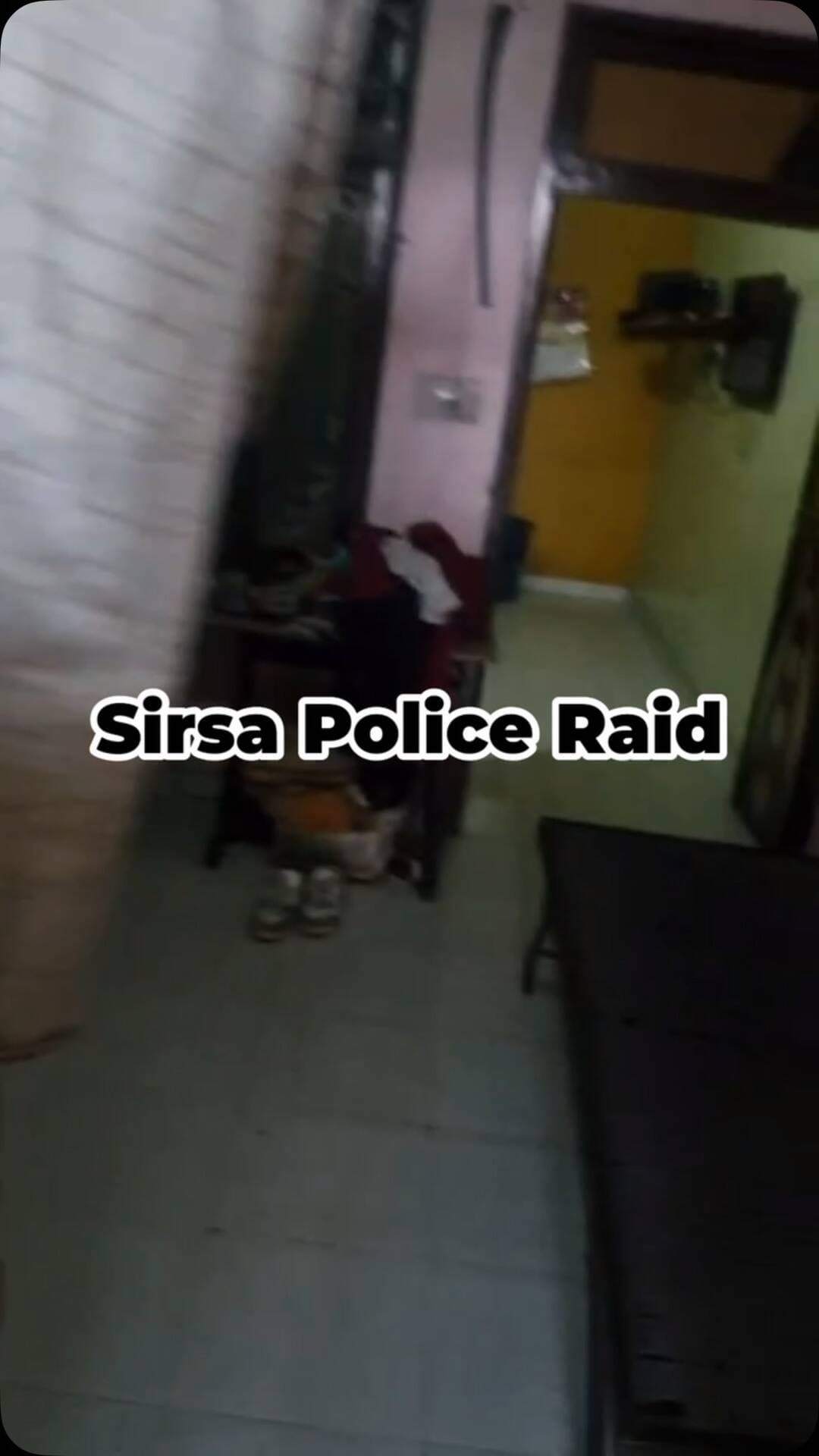 सिरसा पुलिस ने नशे के कारोबार पर शिकंजा कसते हुए शनिवार अलसुबह चंडीगढ़िया मोहल्ले में डॉग स्क्वॉयड की मदद से विशेष सर्च अभियान चलाया। सुबह 5 बजे से 9 बजे तक चले इस चार घंटे के अभियान के दौरान नशा तस्करी में संलिप्त बताए जा रहे 23 घरों की तलाशी ली गई।
पुलिस अधीक्षक दीपक सहारन ने बताया कि डीएसपी राजवीर सिंह के नेतृत्व में चार टीमों ने इस कार्रवाई को अंजाम दिया। एसपी ने आमजन से अपील की है कि नशे की खरीद-फरोख्त की सूचना बिना किसी डर के पुलिस को दें और नशे की गिरफ्त में आए युवाओं को प्रेरित कर समाज की मुख्यधारा से जोड़ने में सहयोग करें।
#sirsasandesh #sirsanews #sirsapolice #breakingnews #haryanapolice