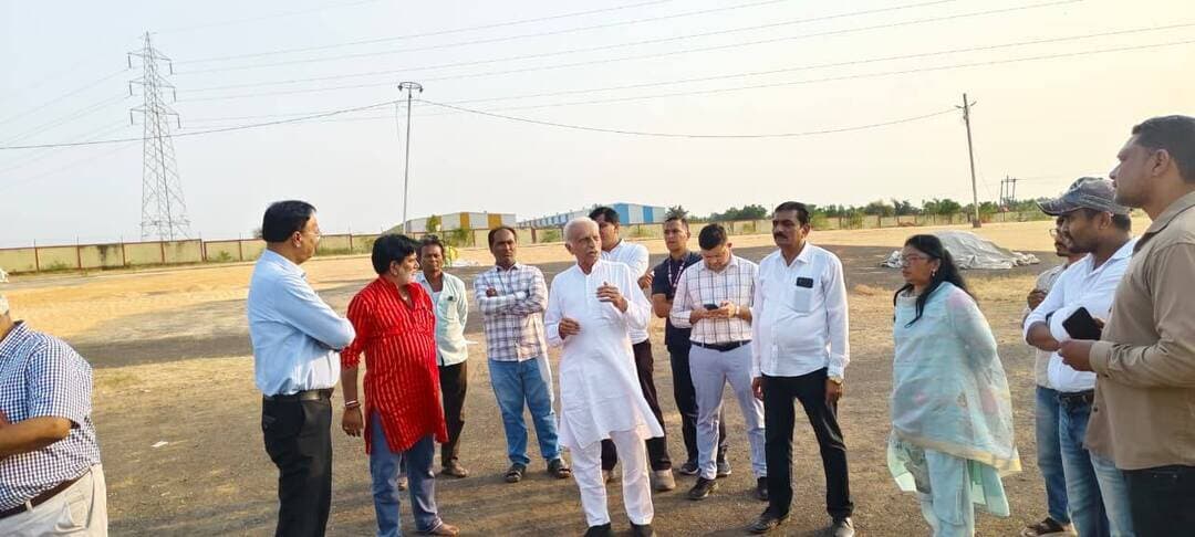 बलवाड़ी मंडी में 23 अक्टूबर से शुरू होगी लालमिर्च की नीलामी
________________
विधायक ने मंडी प्रांगण का निरीक्षण कर व्यापारियों के साथ की बैठक
________________
किसानों को अन्य मंडियों में नहीं जाना पड़ेगा, नीलामी पद्धति से मिलेगा उपज का उचित मूल्य
________________
खरगोन 17 अक्टूबर 2026। क्षेत्र के लालमिर्च उत्पादक किसानों को अपनी उपज बेचने के लिए अन्य मंडियों में नहीं जाना पड़ेगा। कृषि उपज मंडी समिति खरगोन के अतिरिक्त प्रांगण बलवाड़ी में 23 अक्टूबर से लालमिर्च का क्रय-विक्रय प्रारंभ किया जाएगा। यहां प्रतिदिन नीलामी पद्धति से लालमिर्च की बिक्री होगी, जिससे किसानों को अपनी उपज का उचित मूल्य प्राप्त करने का अवसर मिलेगा।
विधायक श्री बालकृष्ण पाटीदार ने 16 अक्टूबर को कृषि उपज मंडी समिति खरगोन के अतिरिक्त प्रांगण ग्राम बलवाड़ी का निरीक्षण किया। क्षेत्र के लालमिर्च उत्पादक किसानों की सुविधा को ध्यान में रखते हुए उन्होंने मंडी में शीघ्र लालमिर्च का कारोबार प्रारंभ करने की पहल की। इस संबंध में उन्होंने अनाज मंडी प्रांगण स्थित व्यापारी भवन में कपास, अनाज एवं लालमिर्च व्यापारियों की बैठक ली।
स्थानीय व्यापारियों को लालमिर्च कारोबार बढ़ाने के निर्देश
बैठक में विधायक श्री पाटीदार ने लालमिर्च व्यापारियों से चर्चा की तथा कपास एवं अनाज व्यापारियों को भी लालमिर्च का कारोबार प्रारंभ करने के लिए निर्देशित किया। उन्होंने कहा कि खरगोन में लालमिर्च के व्यवसाय को बढ़ावा मिलने से क्षेत्र के किसानों को अपनी उपज बेचने के लिए बड़वानी क्षेत्र की मंडियों, धामनोद, इंदौर सहित अन्य मंडियों में नहीं जाना पड़ेगा और उन्हें स्थानीय स्तर पर ही विक्रय की सुविधा उपलब्ध होगी।
बैठक में यह भी तय किया गया कि बलवाड़ी मंडी में लालमिर्च का विक्रय नीलामी पद्धति से किया जाएगा, ताकि प्रतिस्पर्धा के माध्यम से किसानों को उनकी उपज का उचित मूल्य मिल सके। स्थानीय लालमिर्च, कपास एवं अनाज व्यापारियों के साथ-साथ बाहर के व्यापारियों को भी खरीदी में शामिल करने के लिए मंडी सचिव को निर्देशित किया गया।
23 अक्टूबर से किसानों को मिलेगी सुविधा
मंडी समिति खरगोन ने क्षेत्र के सभी लालमिर्च उत्पादक किसानों से अपील की है कि वे 23 अक्टूबर से अपनी लालमिर्च की उपज विक्रय के लिए कृषि उपज मंडी समिति खरगोन के अतिरिक्त प्रांगण बलवाड़ी में लेकर आएं। यहां प्रतिदिन नीलामी पद्धति से लालमिर्च का विक्रय किया जाएगा।
बैठक में अनुविभागीय अधिकारी (राजस्व) श्री सत्येंद्र बैरवा, मंडी सचिव श्रीमती शर्मिला निमामा सहित श्री कैलाश अग्रवाल, श्री कल्याण अग्रवाल, श्री राकेश जैन, श्री आदित्य पाटीदार, श्री ब्रजमोहन अग्रवाल, श्री राकेश गोयल एवं लालमिर्च व्यापारी उपस्थित रहे।
#JansamparkMP #khargone