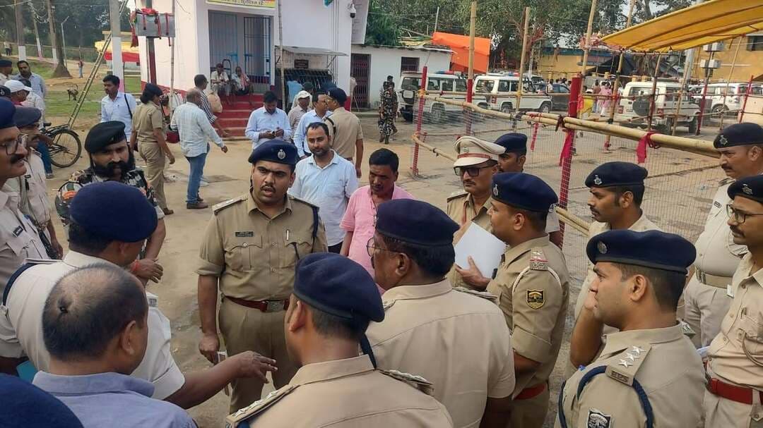 दुर्गा पूजा की तैयारी को लेकर शंभूगंज थाना क्षेत्र अंतर्गत प्रसिद्ध तेलडीहा मंदिर परिसर एवं आसपास के क्षेत्रों की सुरक्षा व्यवस्था को सुदृढ़ करने हेतु जिलाधिकारी महोदय बाँका एवं पुलिस अधीक्षक महोदय बाँका द्वारा संयुक्त रूप से ब्रीफिंग सह स्थल निरीक्षण किया गया।