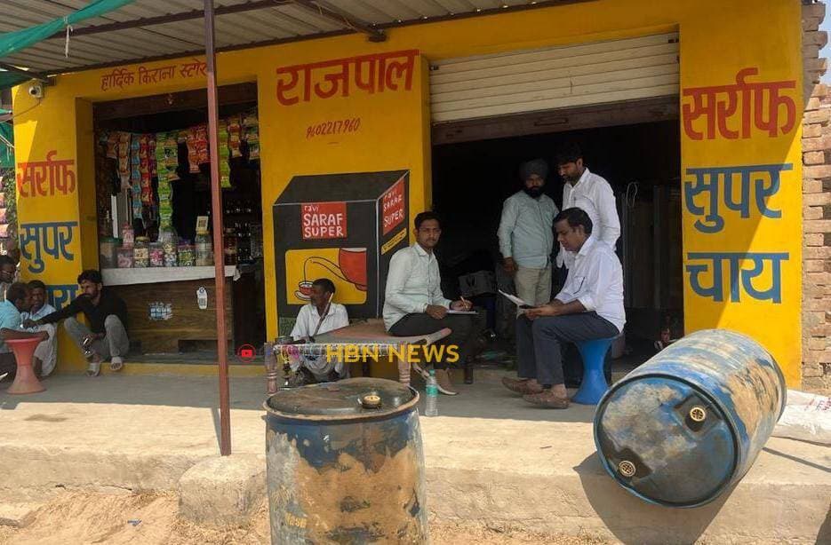 ◆ नोहर के ललाना बास नथवानिया में किराना स्टोर पर कार्रवाई, 244 लीटर पेट्रोल-डीजल जब्त
◆ अवैध भंडारण और बिक्री पर आवश्यक वस्तु अधिनियम के तहत कार्रवाई
#hanumangarh हनुमानगढ़ 17 अक्टूबर। जिले में अवैध रूप से पेट्रोल-डीजल के भंडारण और बिक्री के खिलाफ कार्रवाई करते हुए रसद विभाग की टीम ने शनिवार को नोहर तहसील के ललाना बास नथवानिया में एक किराना स्टोर पर छापा मारा। कार्रवाई के दौरान मौके से 160 लीटर डीजल और 84 लीटर पेट्रोल बरामद किया गया। टीम ने पेट्रोल-डीजल सहित अन्य सामग्री जब्त कर आवश्यक वस्तु अधिनियम, 1955 के तहत कार्रवाई की। जिला रसद अधिकारी श्री सुनील घोड़ेला के नेतृत्व में प्रवर्तन निरीक्षक श्री मनीष सिंगला और श्री पुरुषोत्तम ने हार्दिक किराना स्टोर पर जांच की। जांच के दौरान अवैध रूप से पेट्रोल एवं डीजल का भंडारण और बिक्री किए जाने का मामला सामने आया। मौके से कुल 244 लीटर पेट्रोल-डीजल बरामद कर जब्त किया गया। रसद विभाग की टीम ने बरामद ईंधन और अन्य सामग्री को जब्त करते हुए आवश्यक वस्तु अधिनियम, 1955 के तहत कार्रवाई की है।
_____