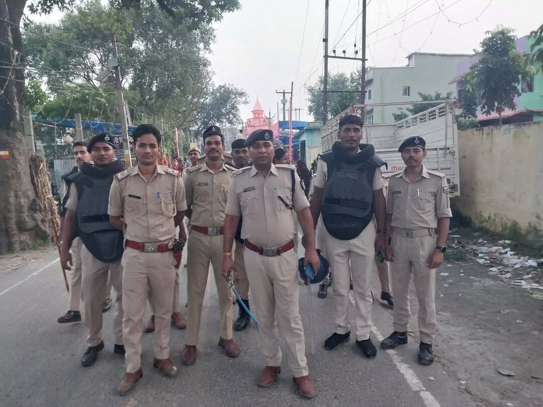 बेगूसराय में दुर्गा पूजा को शांतिपूर्ण और सुरक्षित माहौल में संपन्न कराने के लिए पुलिस प्रशासन पूरी तरह मुस्तैद नजर आ रहा है।
मुकेश कुमार बीहट
जिला कप्तान मनीष कुमार के निर्देश पर और सदर 2 एसडीपीओ कुमारी शक्ति के नेतृत्व में शनिवार को विभिन्न इलाकों में एक व्यापक फ्लैग मार्च निकाला गया।
इस फ्लैग मार्च का मुख्य उद्देश्य आगामी दुर्गा पूजा के दौरान क्षेत्र में कानून-व्यवस्था बनाए रखना और आम जनता व खासकर मेले में आने वाले श्रद्धालुओं के मन में सुरक्षा का भाव पैदा करना है।
प्रमुख हाईलाइट्स
नेतृत्वः सदर 2 एसडीपीओ कुमारी शक्तिदिशा-निर्देशः जिला कप्तान मनीष कुमारप्रमुख पुलिस अधिकारीः बरौनी थानाध्यक्ष सह इंस्पेक्टर विकास कुमार रंजन, एसआई मोहन सिंह, एसआई आलोक कुमार, पीएसआई अनिल कुमार, एसआई साक्षी और एसआई ममता कुमारीमुख्य उद्देश्यः दुर्गा पूजा मेले और त्योहारों के दौरान शांति व्यवस्था और सौहार्द कायम रखना।
फ्लैग मार्च का रूट
यह फ्लैग मार्च बरौनी थाना क्षेत्र के कई संवेदनशील और मुख्य इलाकों से गुजरा, जिनमें प्रमुख रूप से शामिल हैं:पिपरादेवस,असुरारी,हाजीपुर,बथौली ,तिलरथ मिर्जापुर,
प्रशासन की अपील
पुलिस प्रशासन ने क्षेत्र के सभी नागरिकों से अपील की है कि वे दुर्गा पूजा का त्योहार आपसी भाईचारे, प्रेम और शांति के साथ मनाएं। प्रशासनने असामाजिक तत्वों को कड़ी चेतावनी दी है कि यदि किसी ने भी माहौल बिगाड़ने की कोशिश की, तो उसके खिलाफ सख्त कानूनी कार्रवाई की जाएगी।