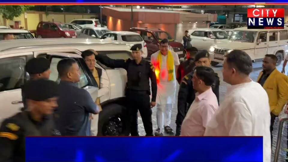 চিকিৎসাধীন অৰ্জুন বঁটা বিজয়ী ক্ৰীড়াবীদ ভোগেশ্বৰ বৰুৱাৰ আজি কেন্দ্রীয় মন্ত্রী গৰাকীয়ে তেওঁৰ শৰীৰৰ বুজ লয়। হাতৰ স্পৰ্শ পাই তেওঁৰ স্বাস্থ্য ক্ৰমৎ সুস্থ হৈ উঠাৰ ওমান পালে কেন্দ্ৰীয় মন্ত্ৰী সৰ্বানন্দ সোনোৱালে।
তেওঁৰ দেহৰ শক্তিৰ পৰিচয় পায় স্বাভাৱিকতে সুখী অনুভৱ কৰে সোণোৱালে।
উল্লেখ্য যে বৃক্ক জনিত ৰোগত যোৱা ১০ অক্টোবৰৰ পৰা ডিব্ৰুগড়ৰ অপেক্ষা হাস্পাতালত চিকিৎসাধীন হৈ আছে বিশিষ্ট ক্ৰীড়াবিদ গৰাকী॥