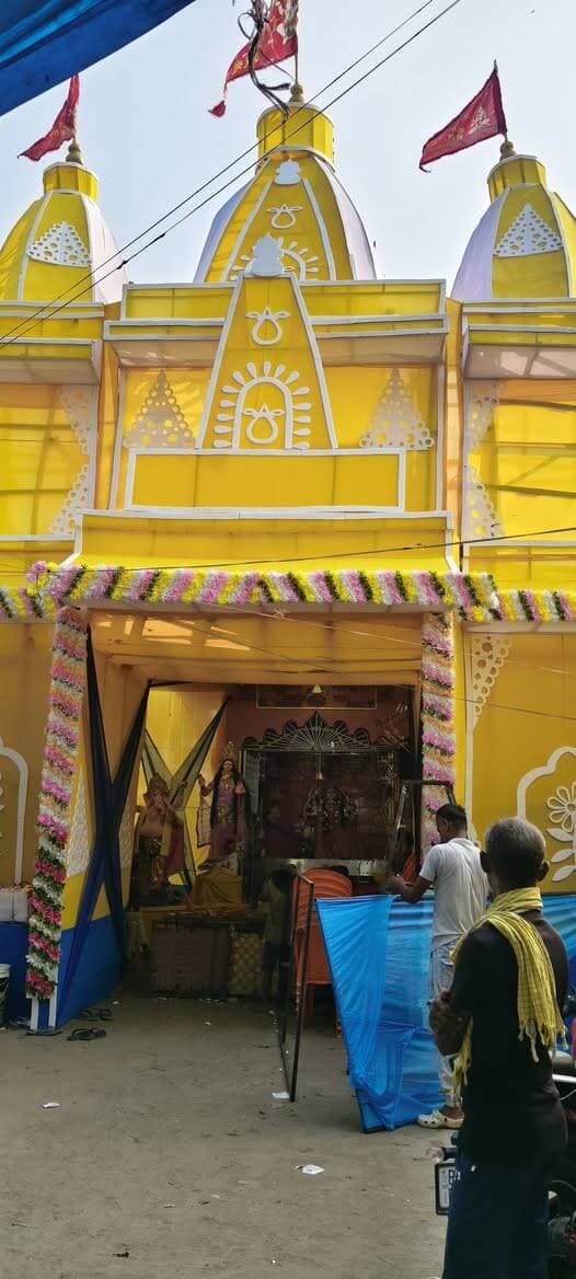 औरंगाबाद के खिरीयावां बाजार दुर्गा मंदीर में स्थापित माँ दुर्गा की प्रतिमा एवं निर्मित पंडाल