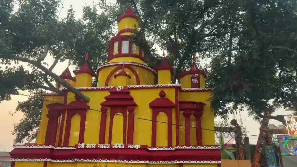 औरंगाबाद जिला के मदनपुर कचहरी रोड में स्थापित माँ दुर्गा के शनिवार को शाम को प्रतिमा के कपाट खोल दिए गए